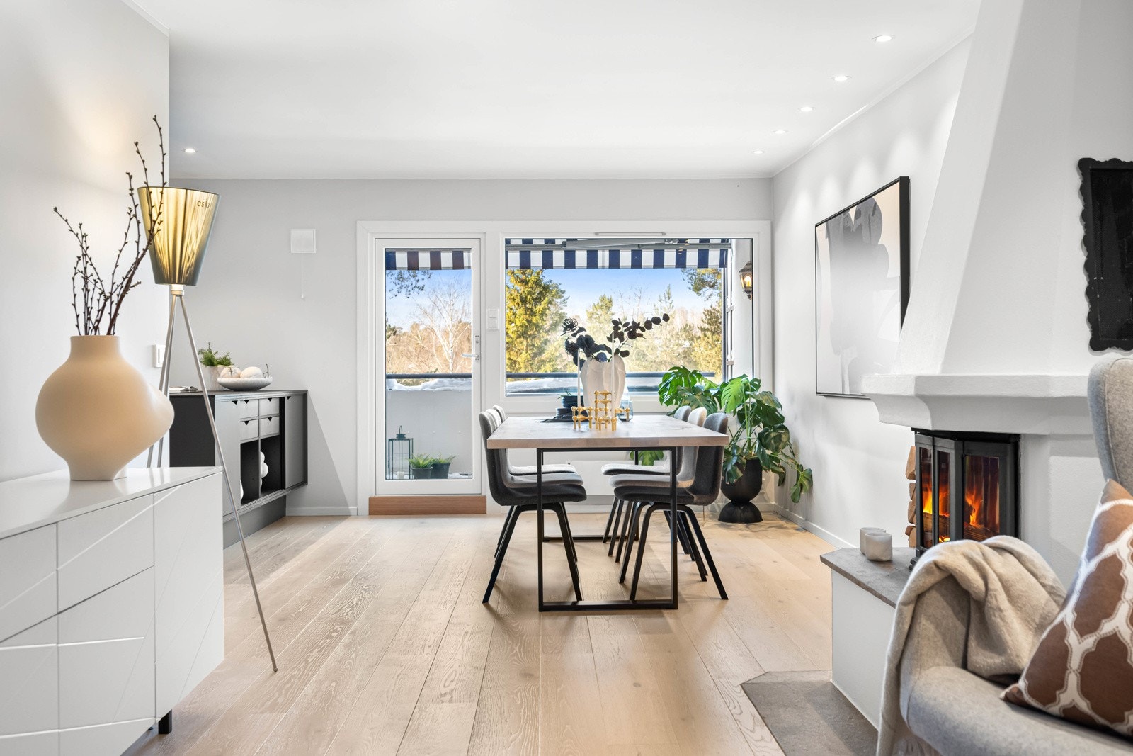 I stuen er det også en koselig peis som bidrar til god varme på kalde dager Galleribilde