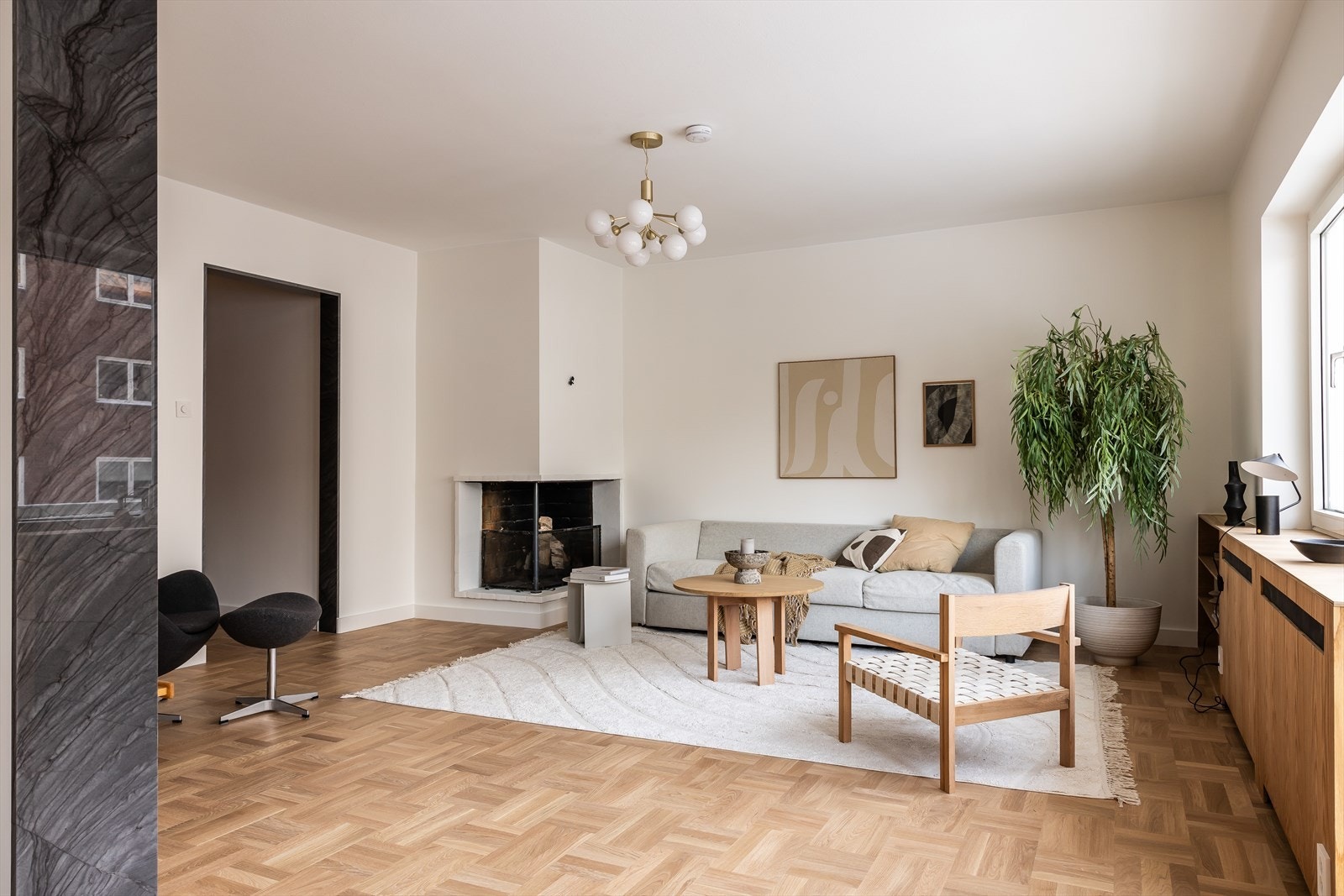 Varme fra vannbårne radiatorer og varmtvann er inkludert og forklarer fellesutgiftene. Galleribilde