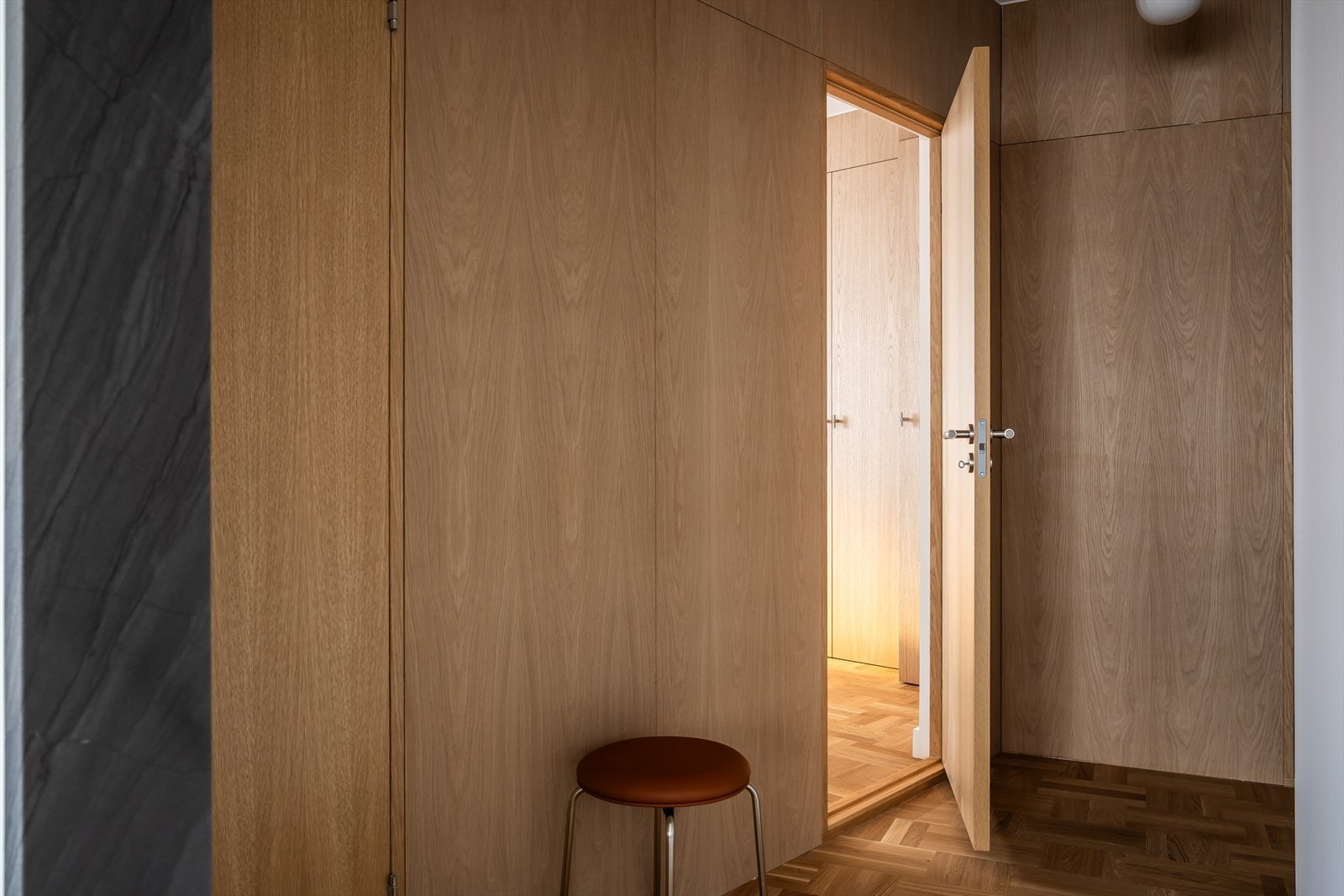 Leiligheten har gjennomgående bruk av materialer i eik, italiensk sten og duse farger. Galleribilde