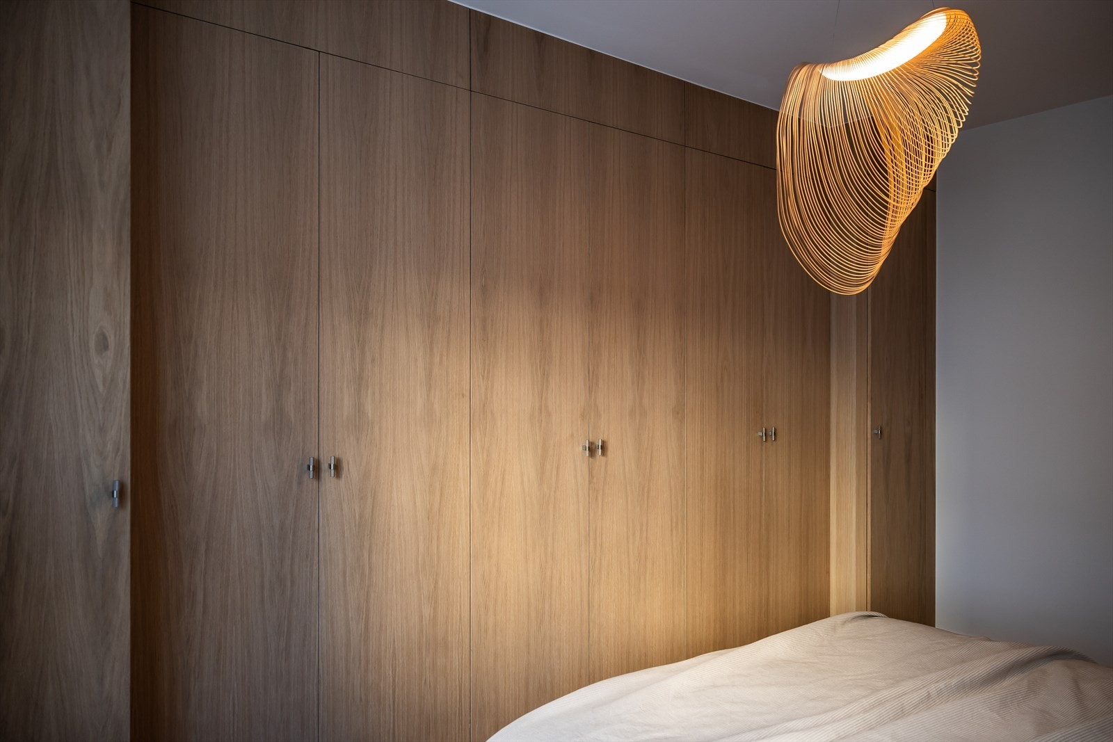 Garderobeskap fra PAX, snekkertilpassede dører i eik og håndtak fra R. Bergersen, som gir godt med oppbevaringsmuligheter. Galleribilde