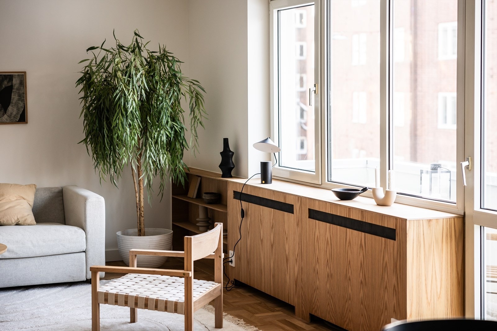 Radiotorskjuler og bokhylle i eik. Galleribilde