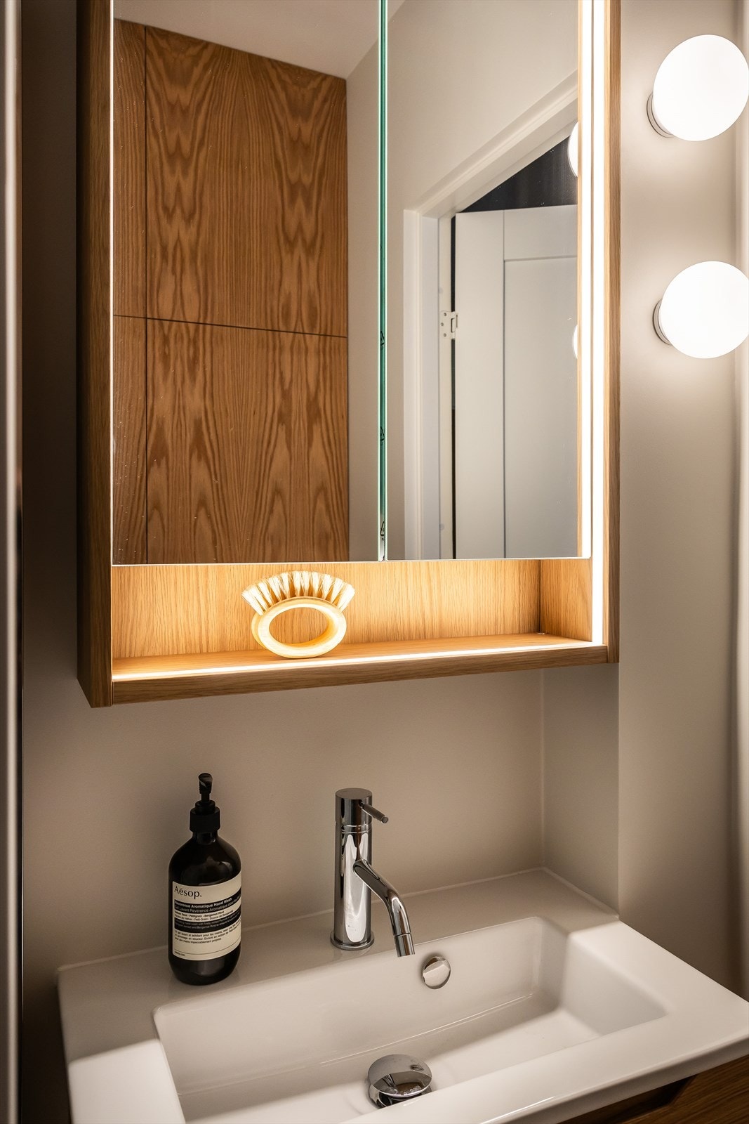 Servantmøbel i eik fra Nygaard Bad, speilskap og servantarmatur fra Tapwell. To Mini glo-ball mirror vegglamper. Galleribilde