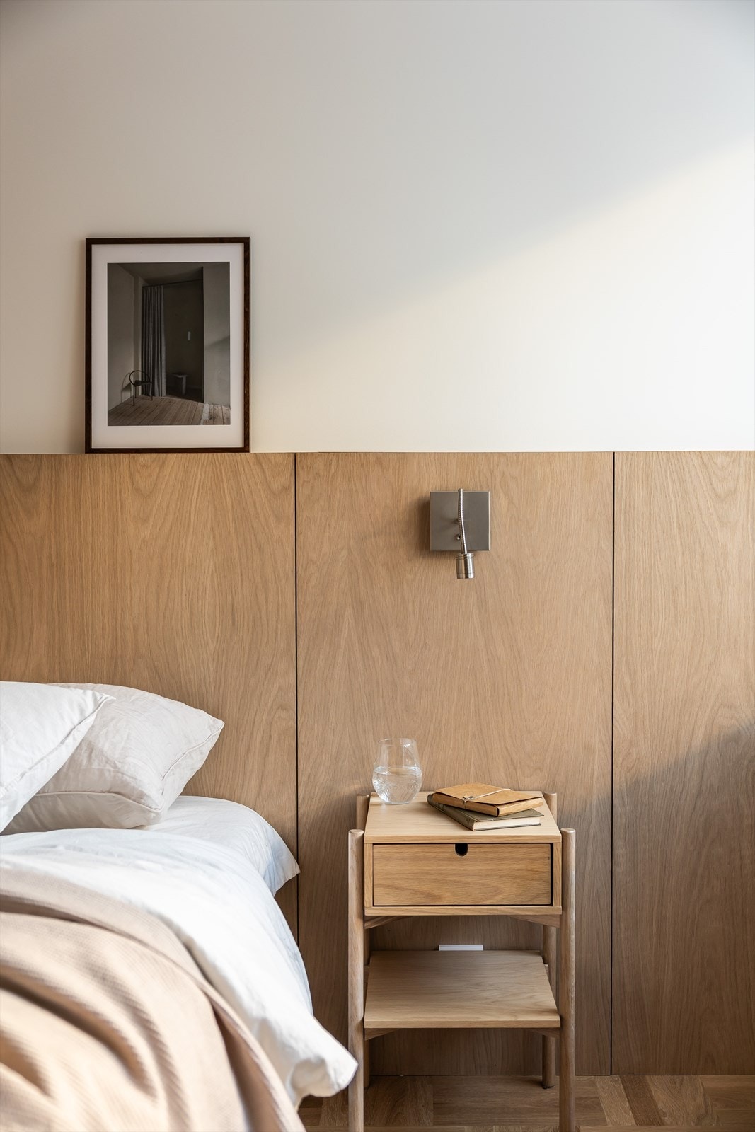 Snekkertilpasset sengegavl i eik og vegglamper fra Astro Lighting i matt nickel. Praktisk stikk og USB ved nattbordene. Galleribilde