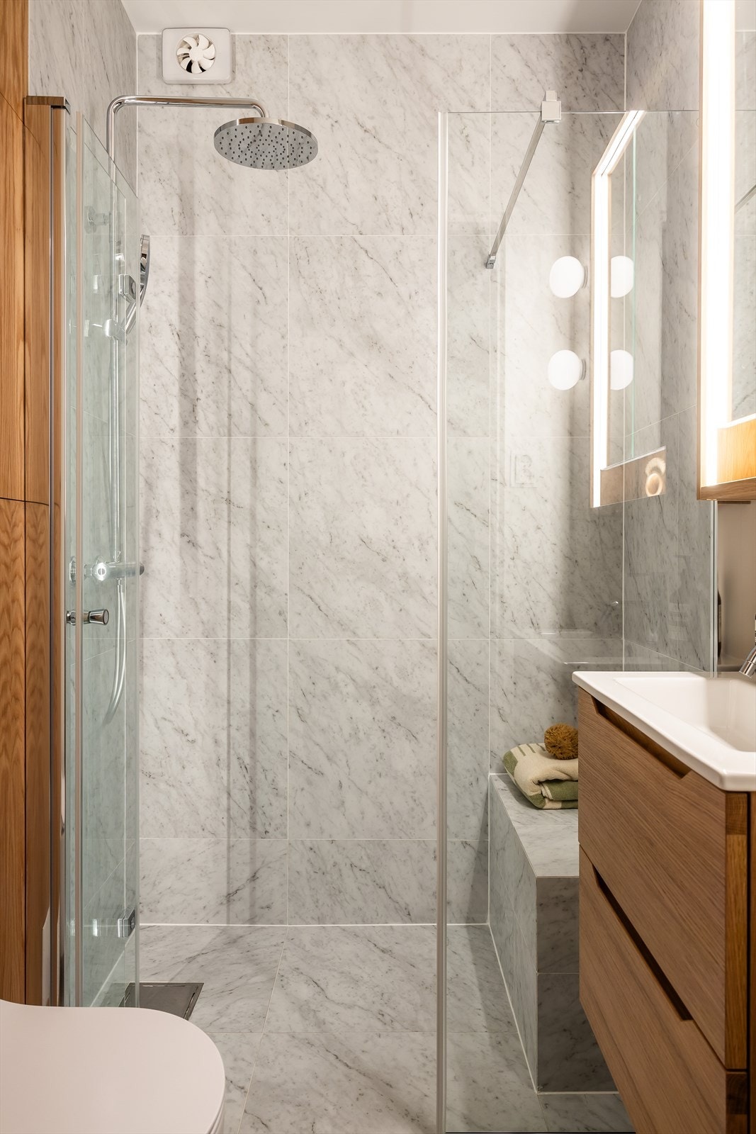 Eksklusivt bad med gulvvarme, fliser fra Corso Italia, stor dusjhjørne med glassvegg og foldedør i herdet glass, dusjarmatur fra Tapwell og sluk i samme utførelse som gulvflis. Vegghengt toalett fra Duravit. Galleribilde