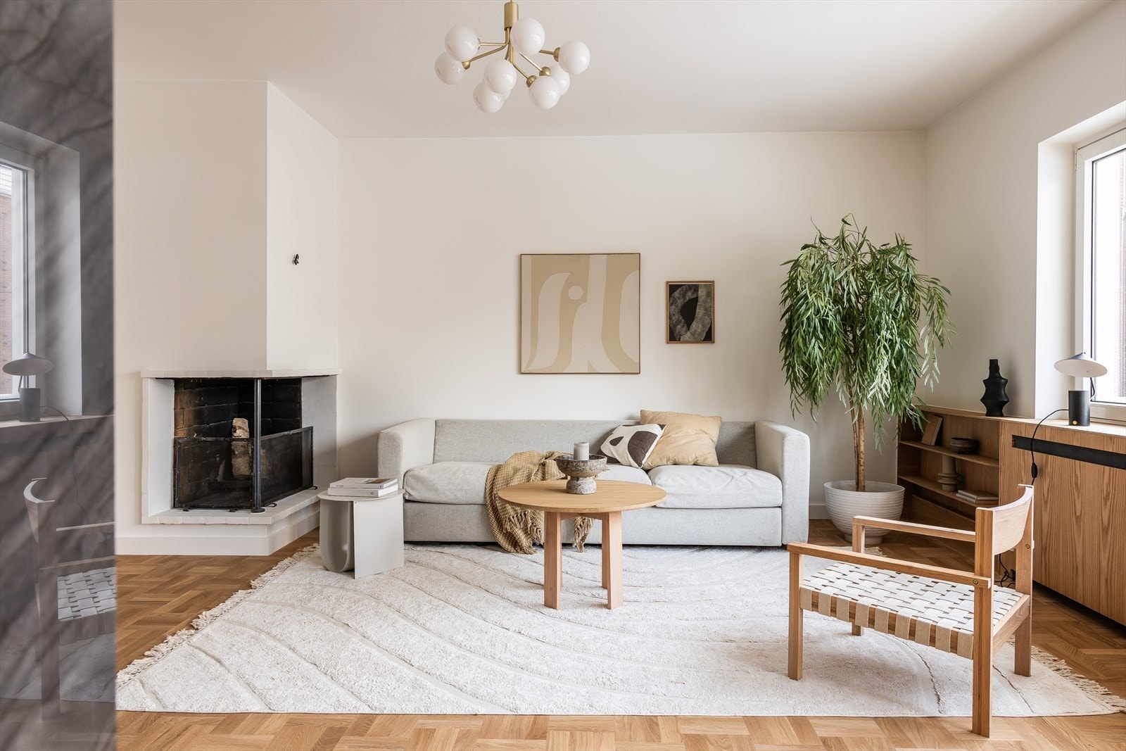 Plassbygd peis i stue. Det er avlagt ekstra italienske travertin sten til peisen. Galleribilde