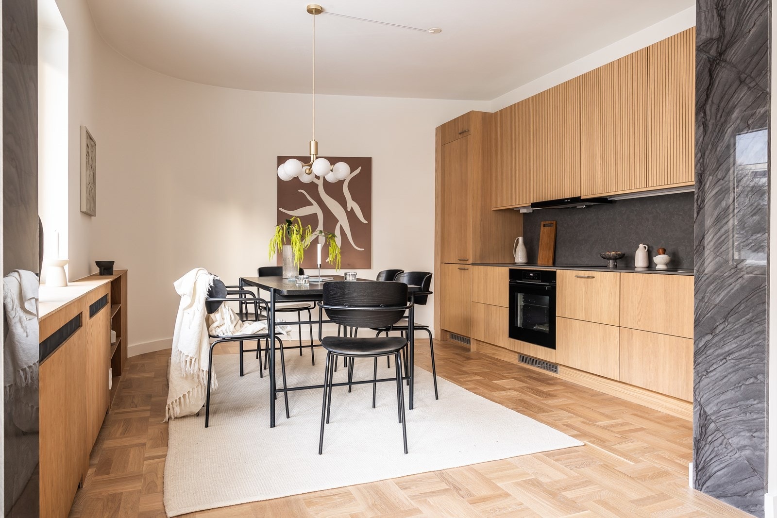 Det er gjennomgående snekkertilpassede løsninger og eksklusive materialer. Galleribilde