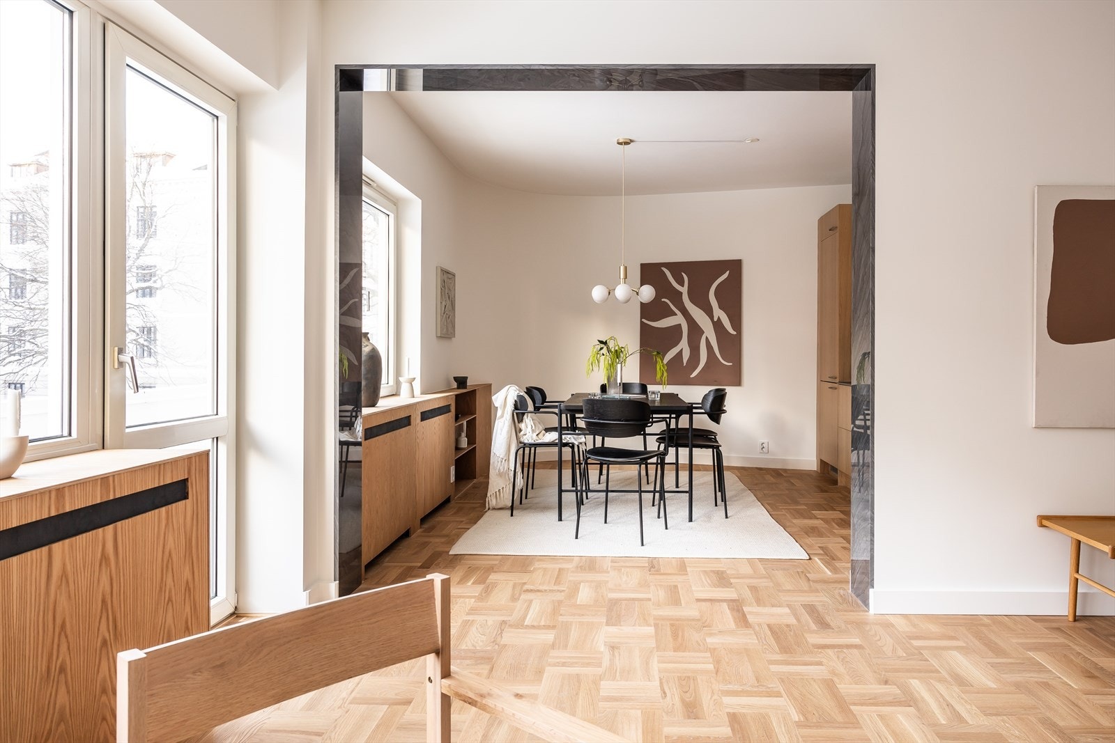 Særpreg som buet spisestue og balkong inspirerte til funkisdetaljer som gulvmønster og åpninger. Galleribilde