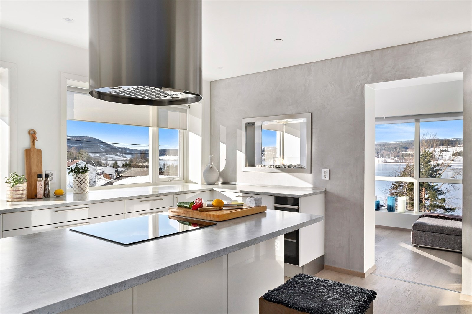 Elegant og påkostet kjøkken med høyglans hvit innredning og flott utsikt. Galleribilde