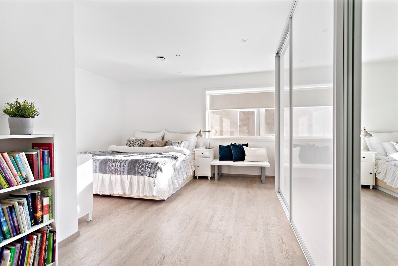 Soverom 1 med stor skyvedørsgarderobe. Galleribilde