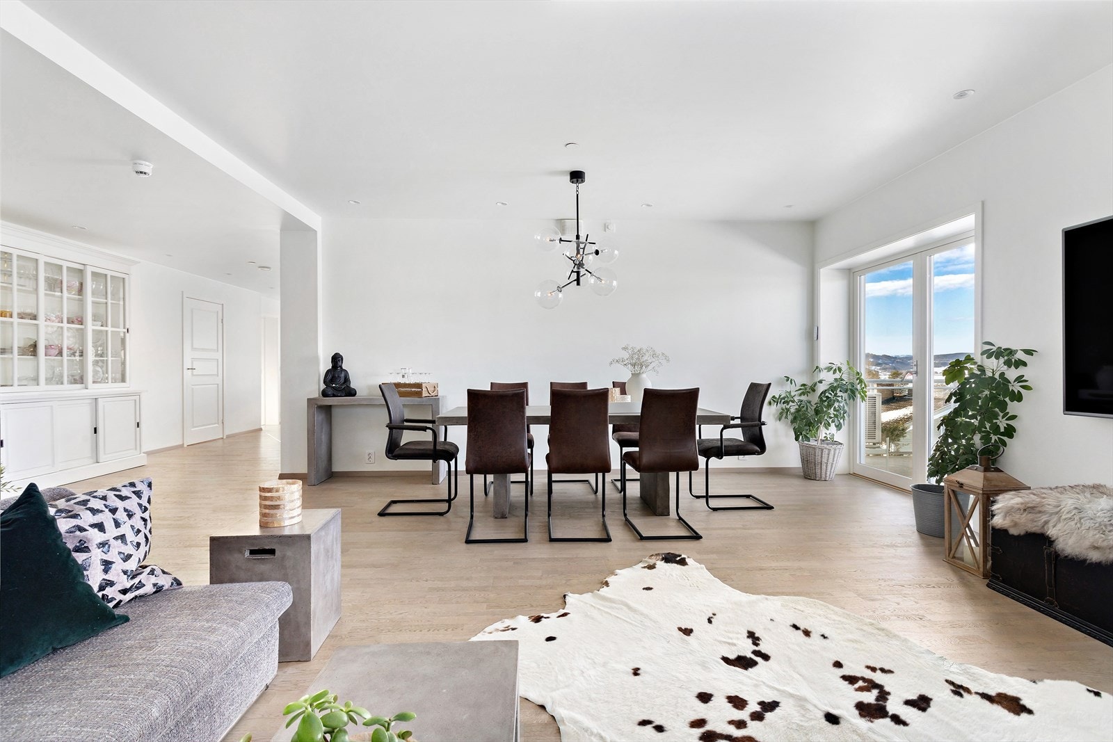 Stor spisestue med utgang til terrassen Galleribilde