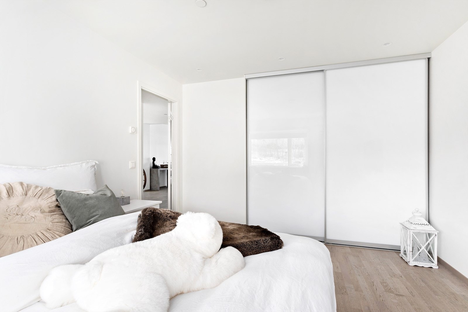 Soverom 2 med stor skyvedørsgarderobe. Galleribilde