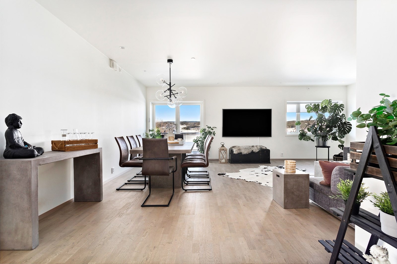 Spisestue har doble dører ut til en romslig balkong. Galleribilde