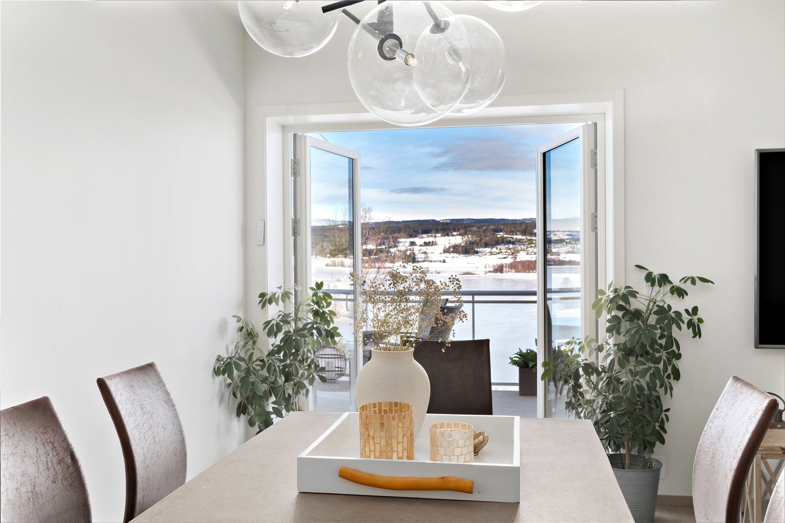 Spisestue med fin utsikt over elven. Galleribilde