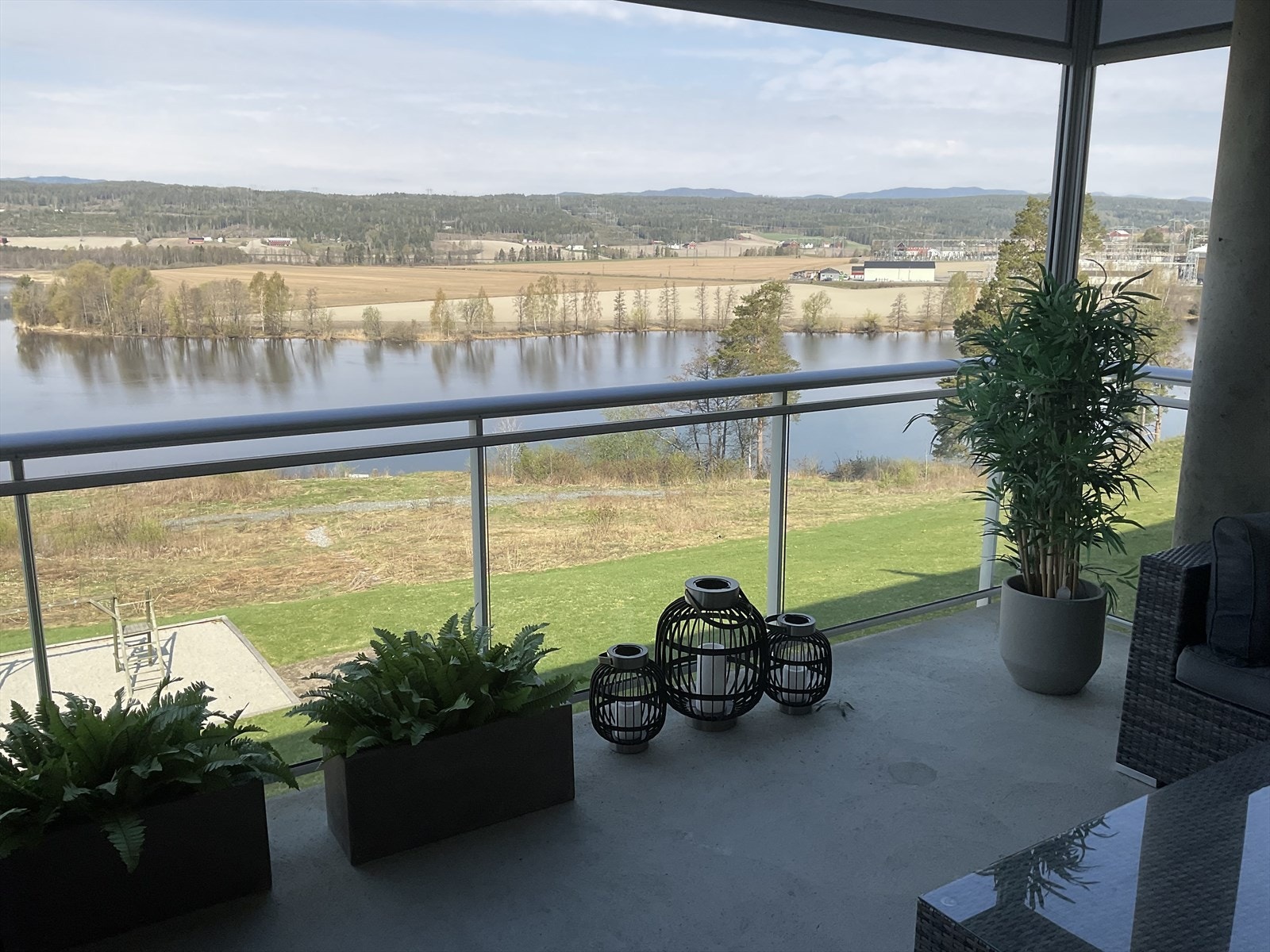 Stor romslig terrasse med ustrakt utsikt. Påkostet elektriske markiser Galleribilde