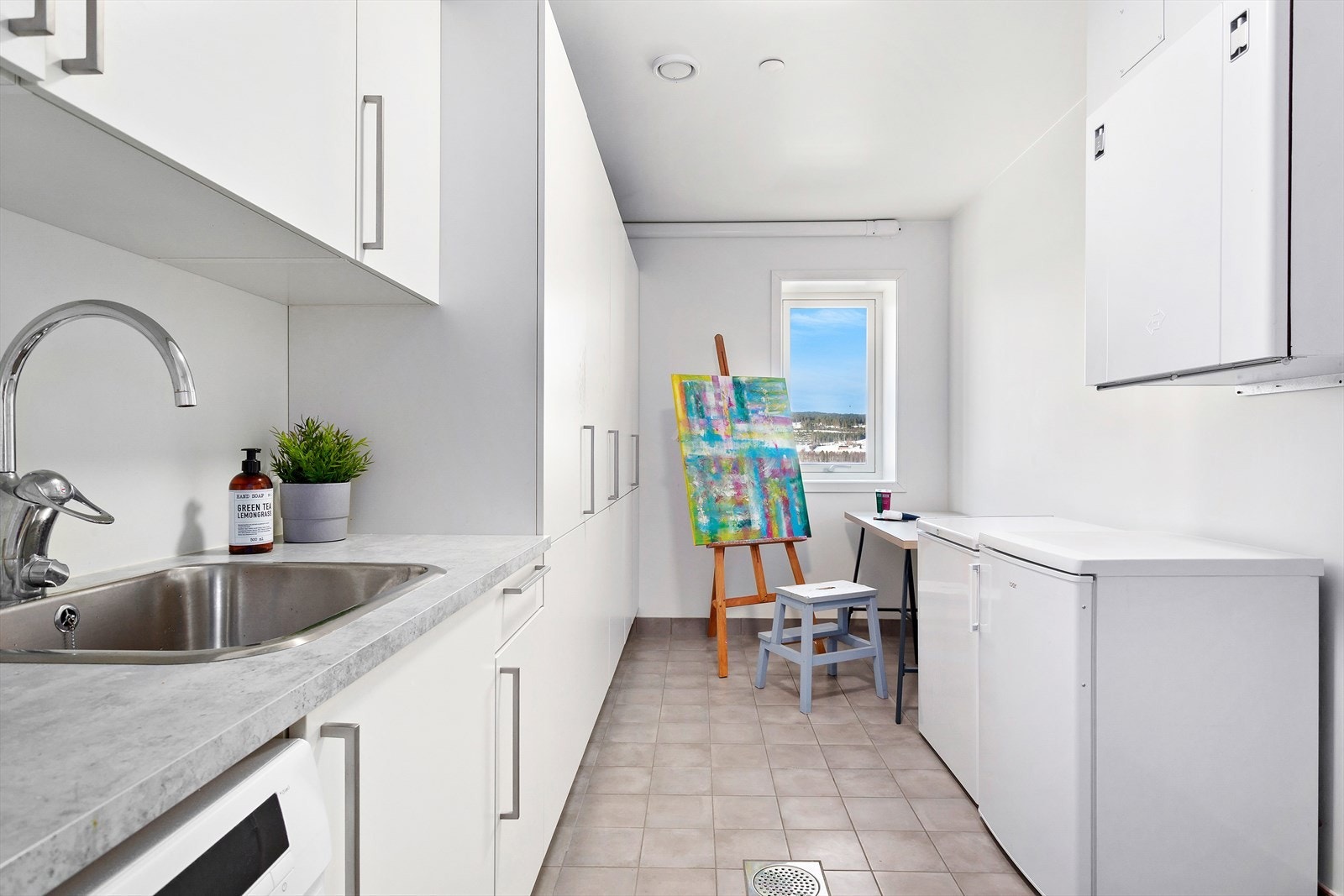 Stort vaskerom med vask og romslig oppbevaring. Galleribilde