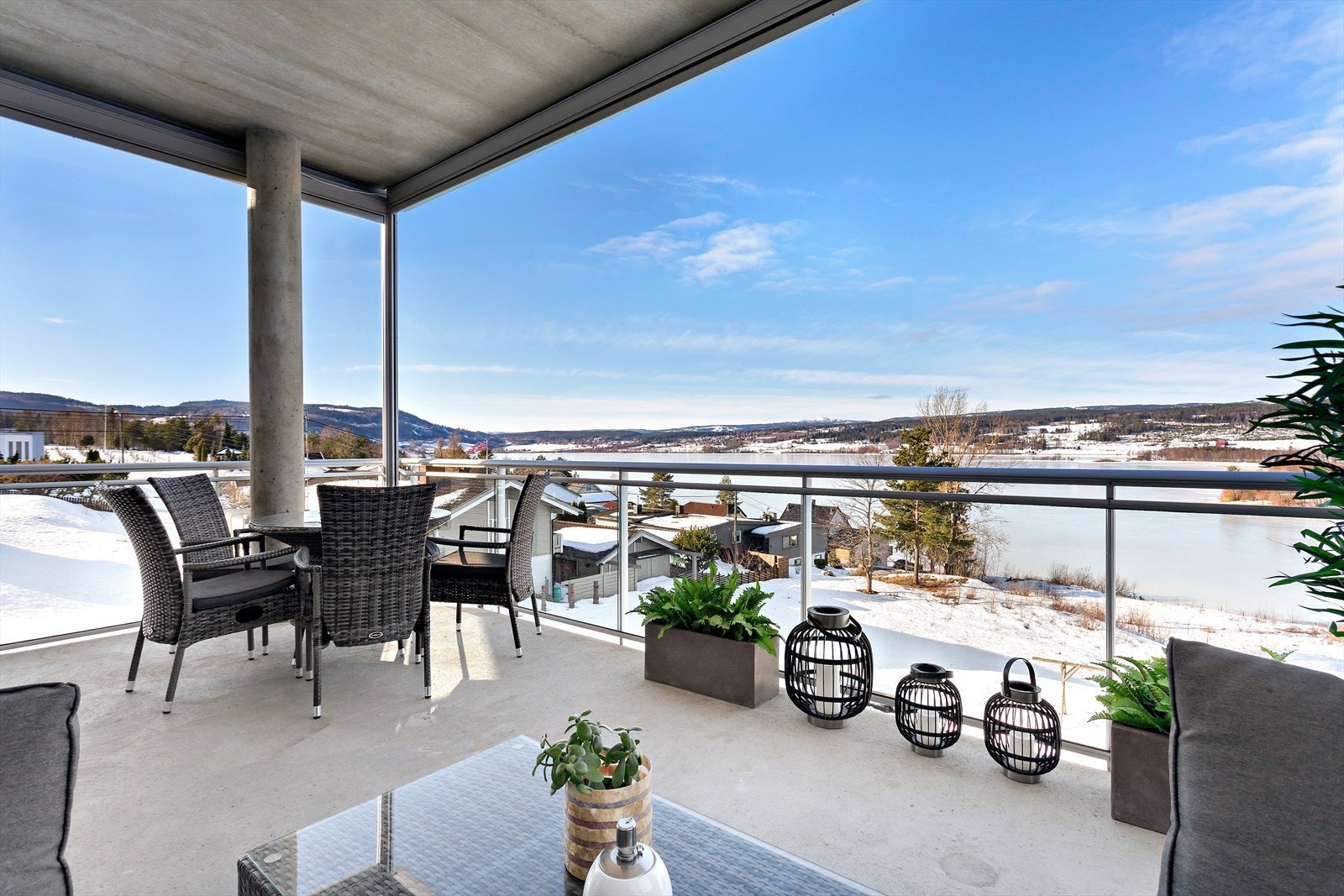 Vinteridyll! Balkong med god plass til sittegruppe og spisebord. Galleribilde