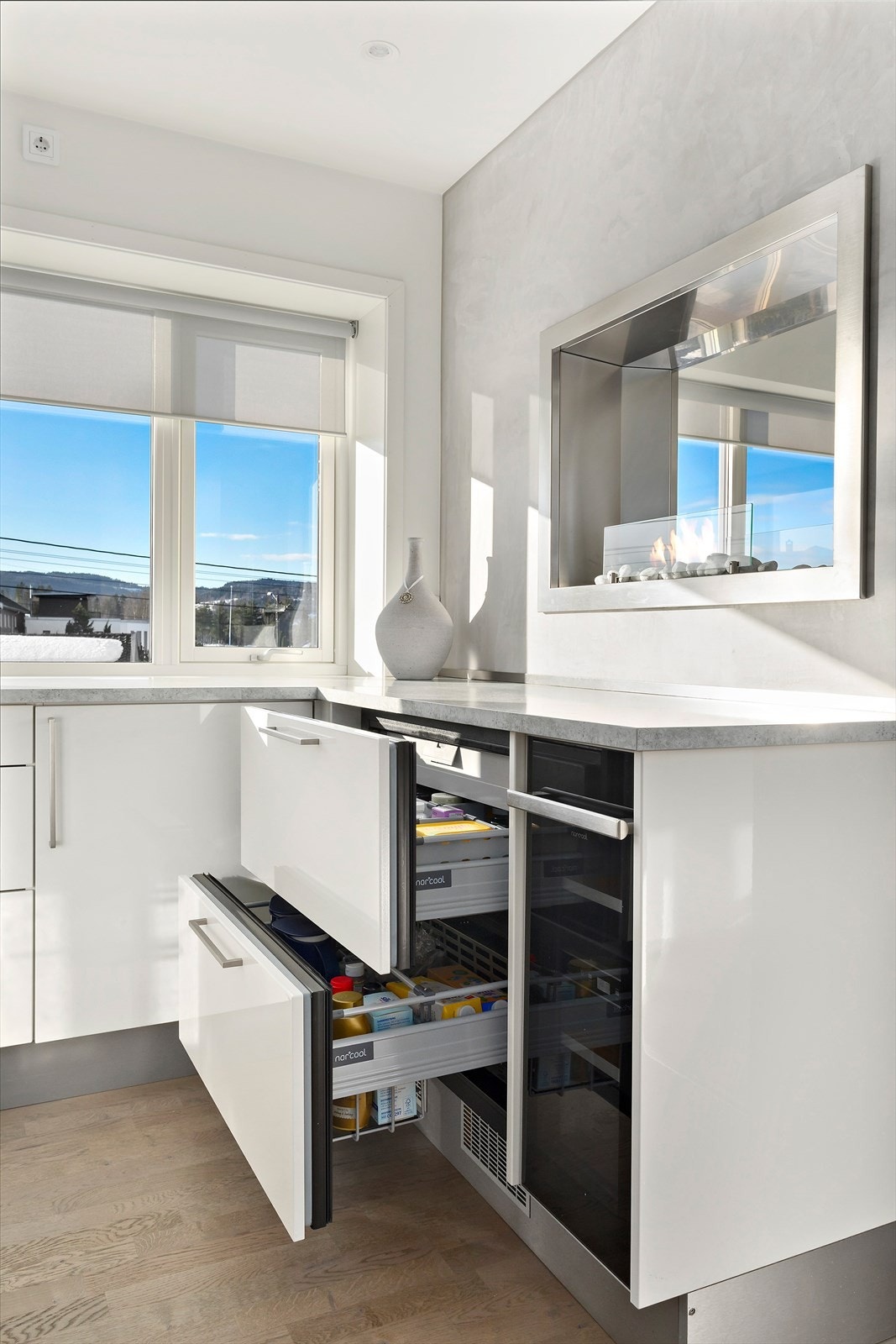 Kjøkkenet har kjøleskapsskuff og integrert vinskap. Galleribilde