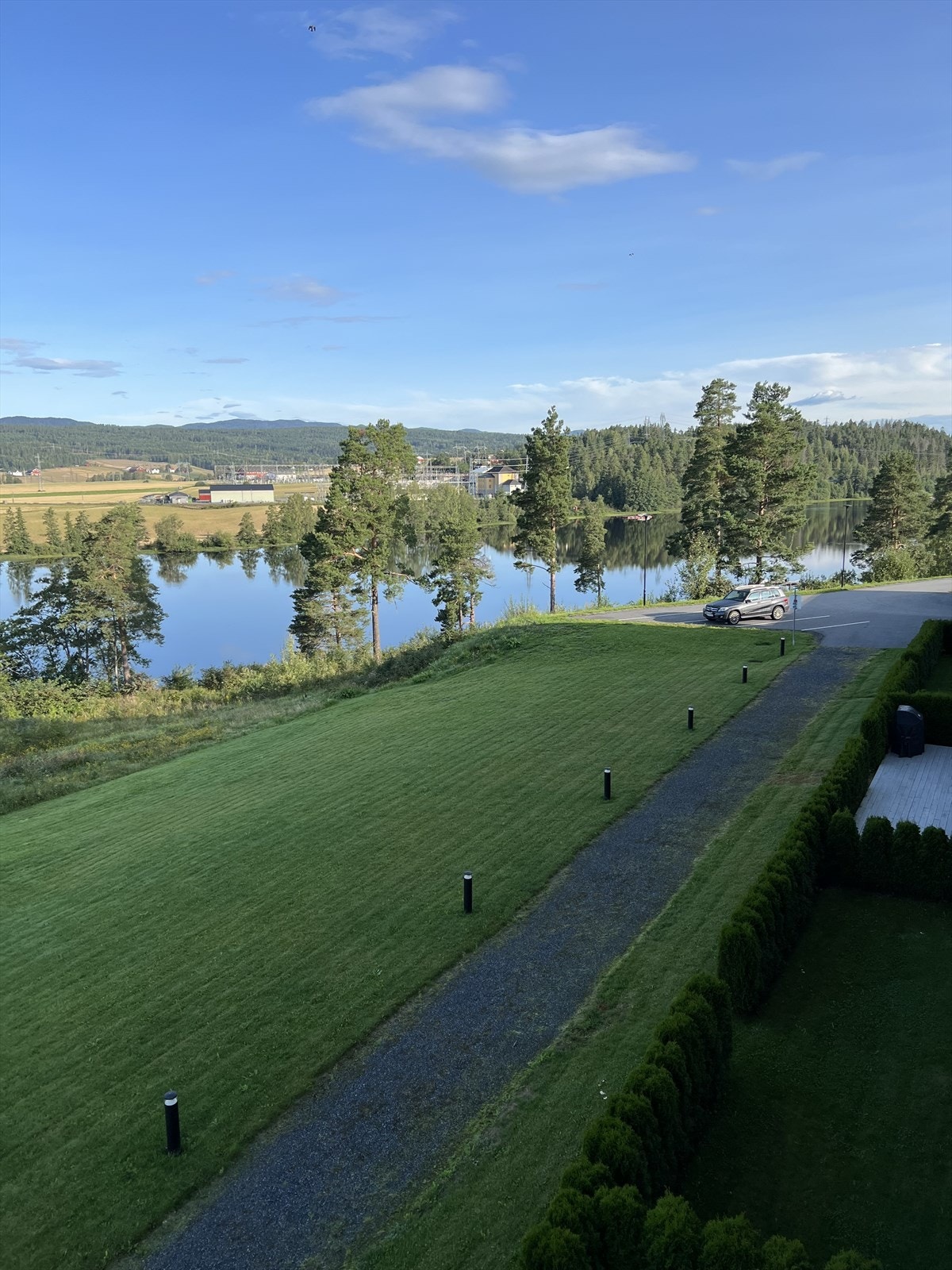 Hva med morgenkaffen her? Fra en hyggelig terrasse. Galleribilde