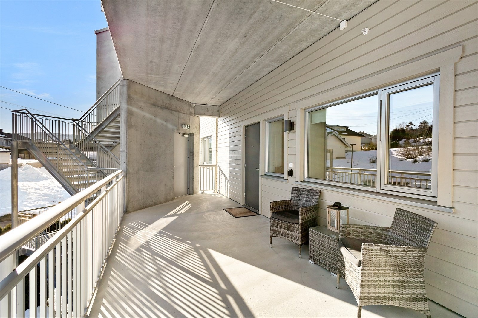 Fin uteplass ved inngangspartiet Galleribilde