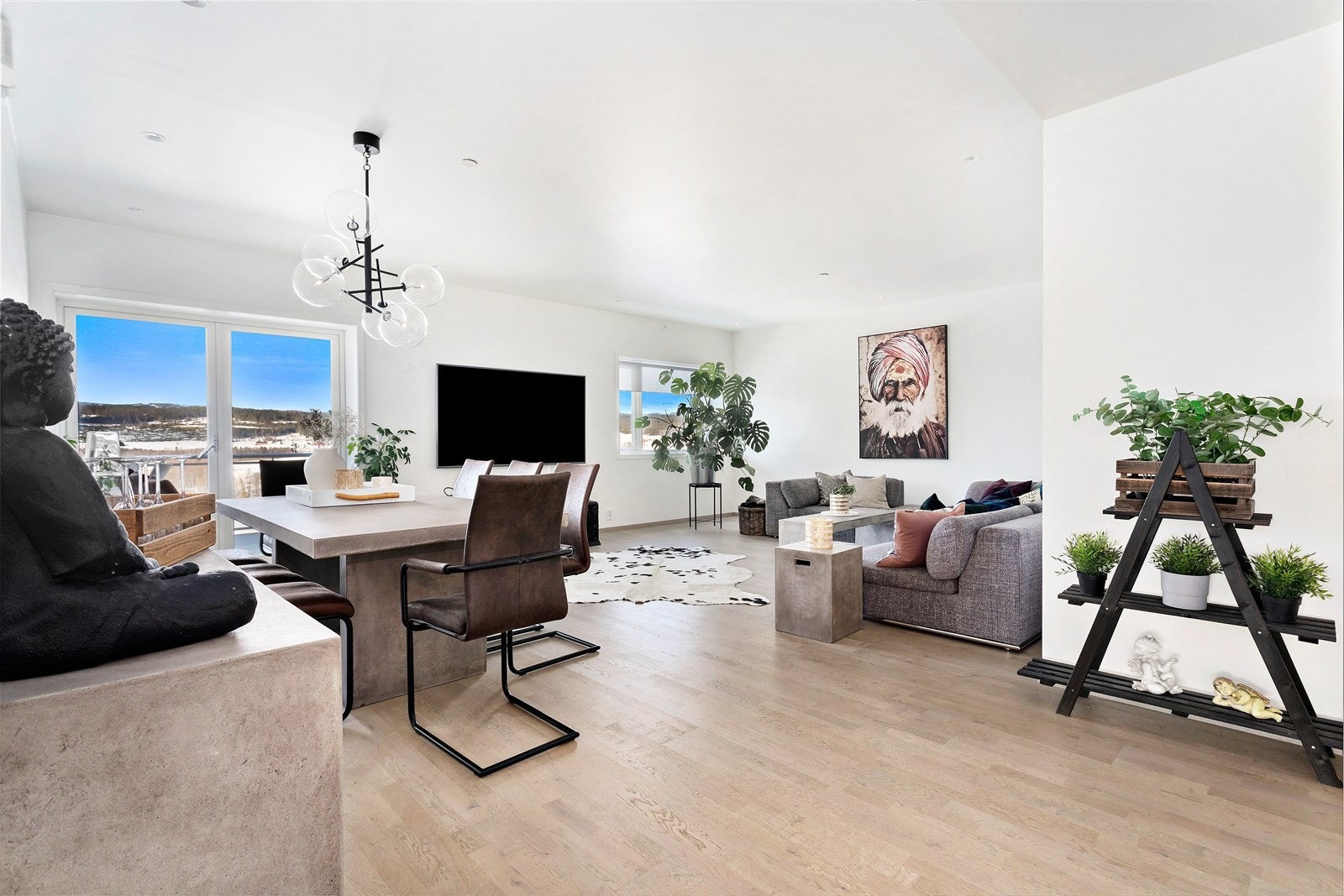 Stor stue med god plass til spiseplass. Galleribilde