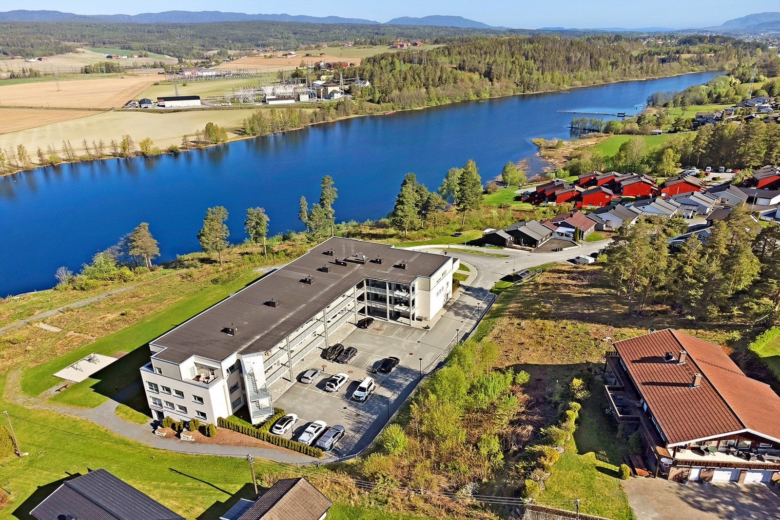 Eiendommen ligger meget fint til mot Fiskumvannet Galleribilde