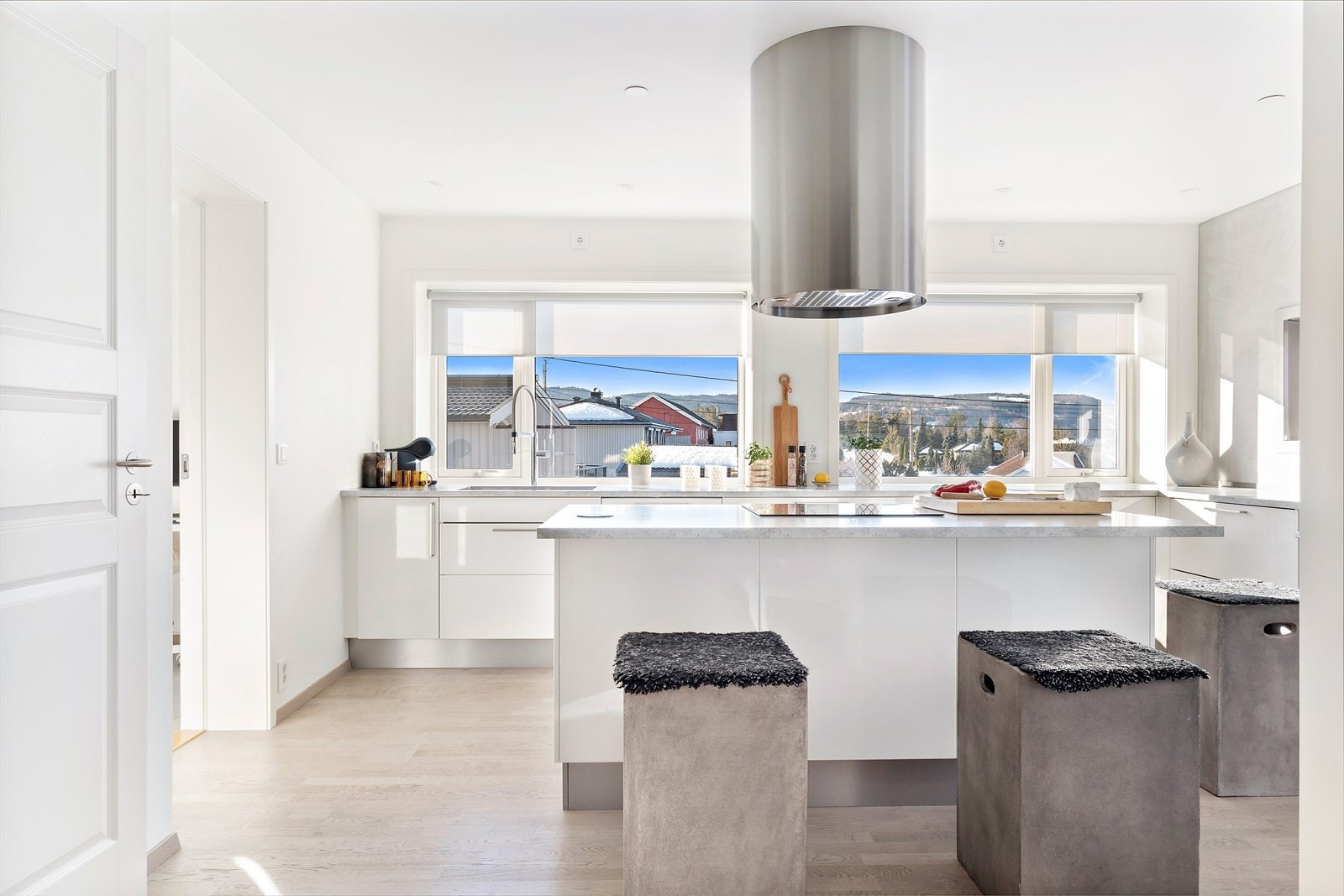 Kjøkkenet har stor kjøkkenøy med barløsning for hyggelige stunder. God plass til anretning. Galleribilde