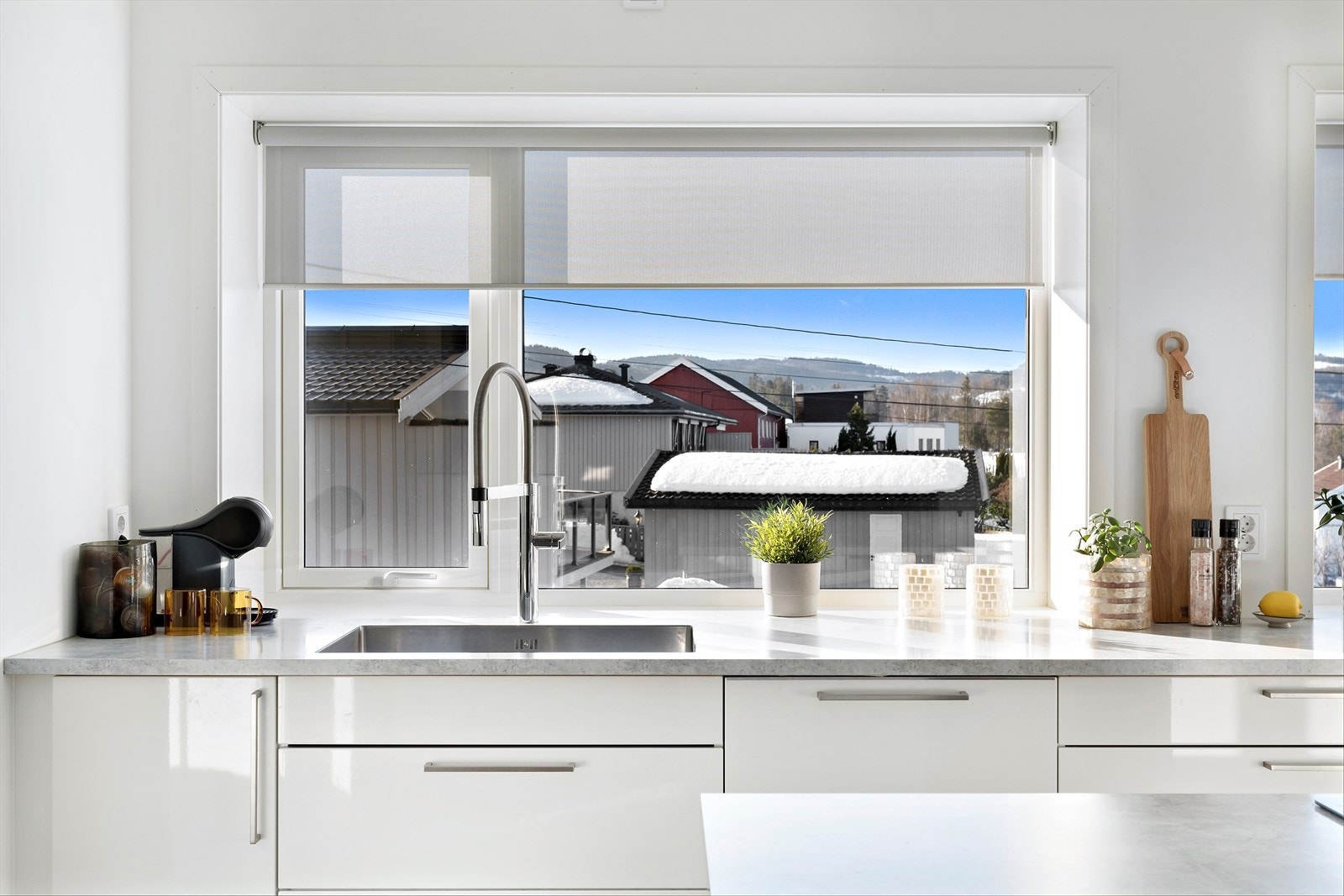 Kjøkken med store vinduer og godt med lys. Galleribilde