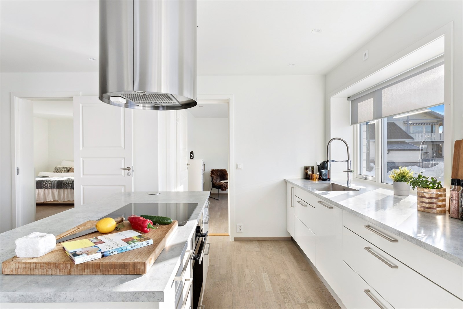 Nedfelt stikkontakt i kjøkkenøyen som er praktisk for matlaging. Galleribilde