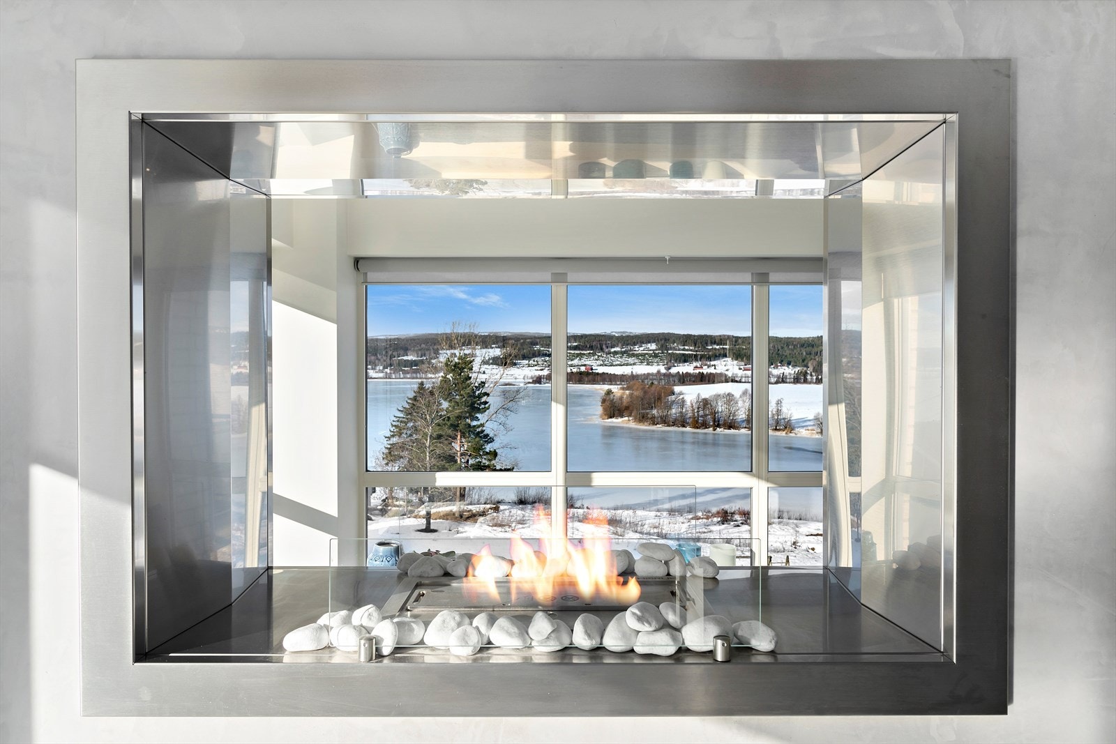 Biopeis i veggen mellom kjøkken og stue. Galleribilde