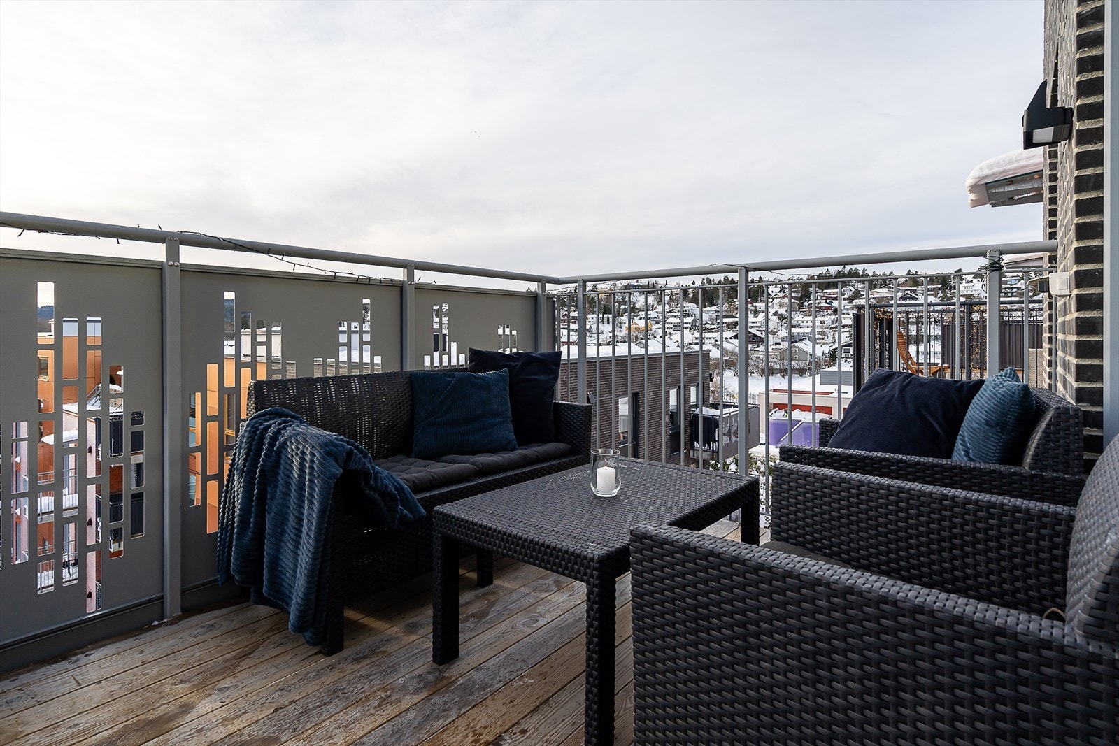 Her har du god plass til sittegruppe og grill. Galleribilde