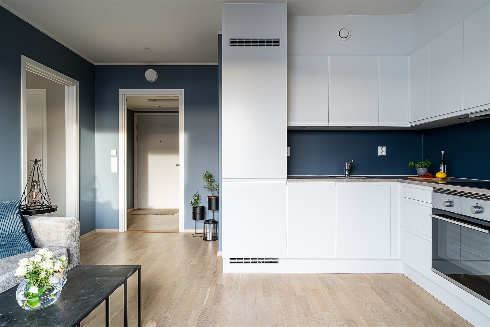 Pent og tidløst kjøkken i åpen løsning til stuen. Galleribilde