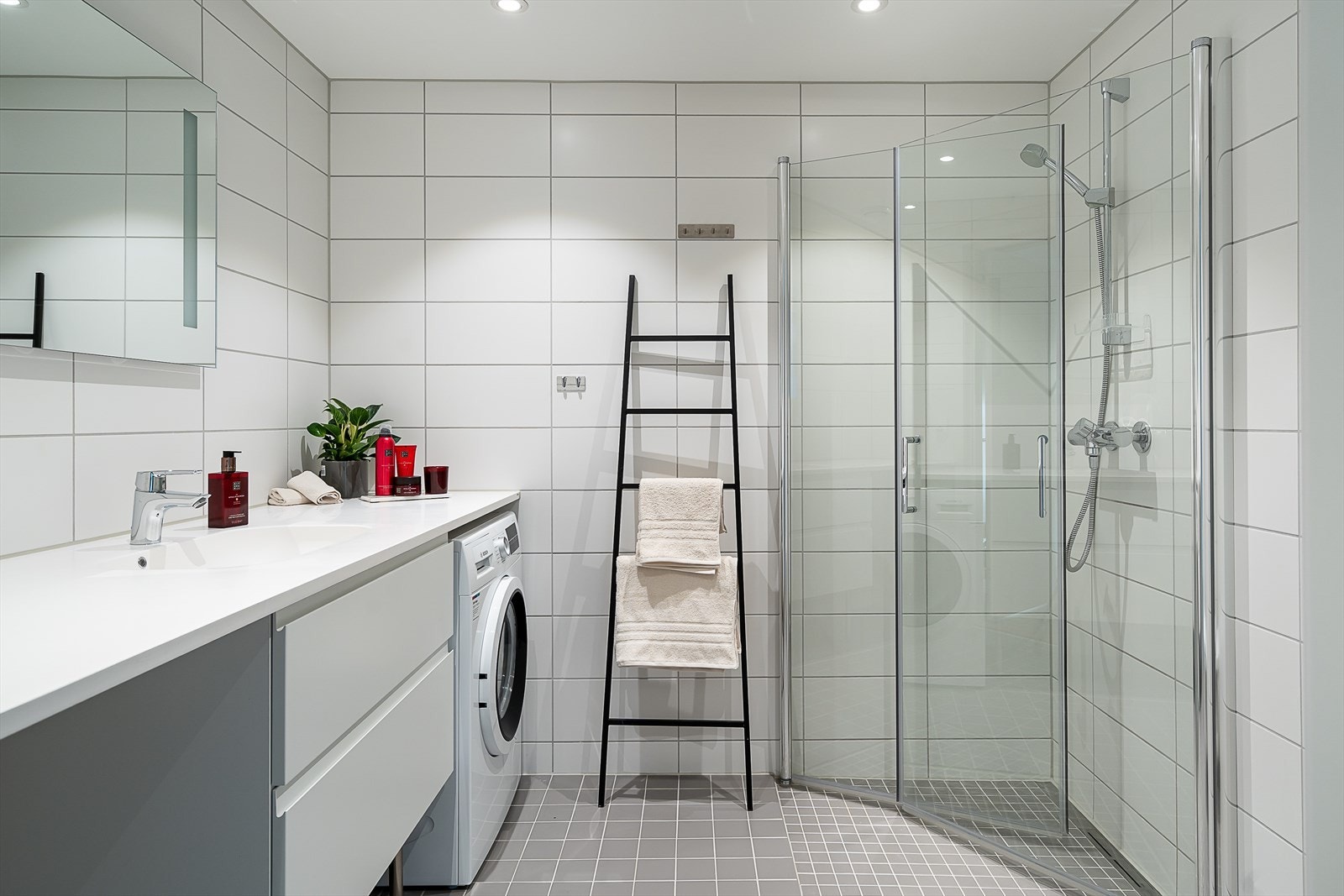 Moderne og romslig bad med fliser på gulv og vegger. Galleribilde