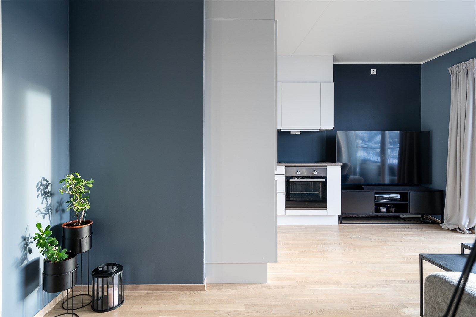 Leiligheten har en praktisk løsning og fantastisk utsikt ut over nærområdet. Galleribilde