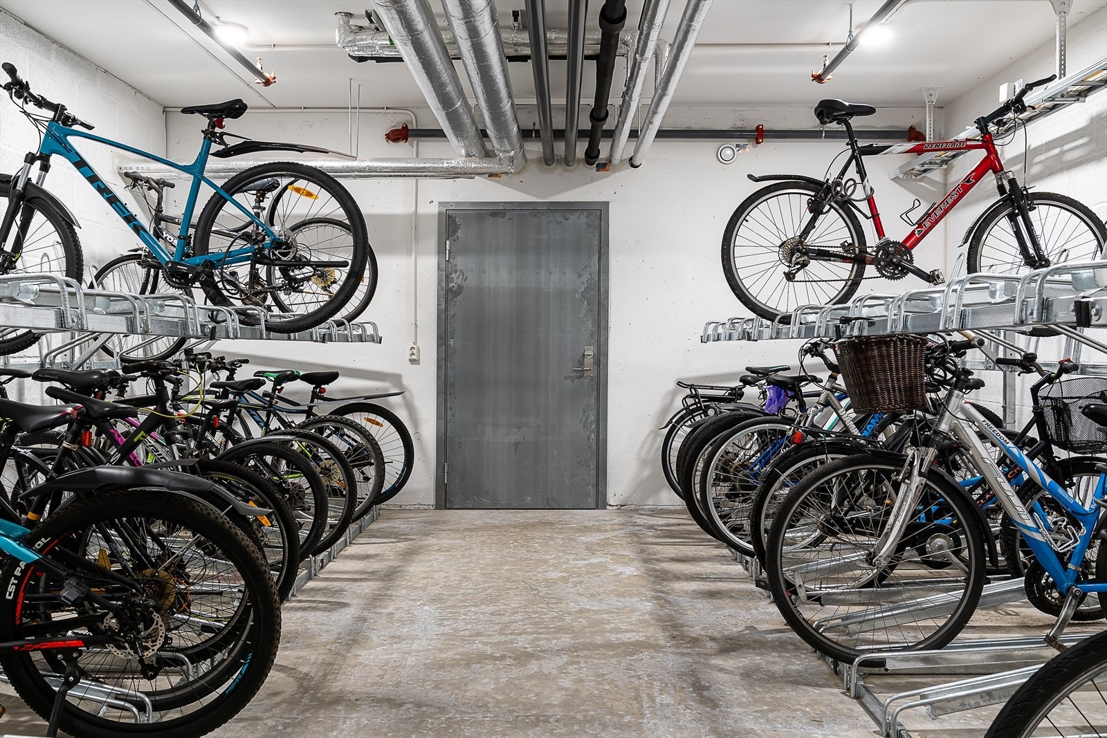 Felles sykkelparkering. Galleribilde