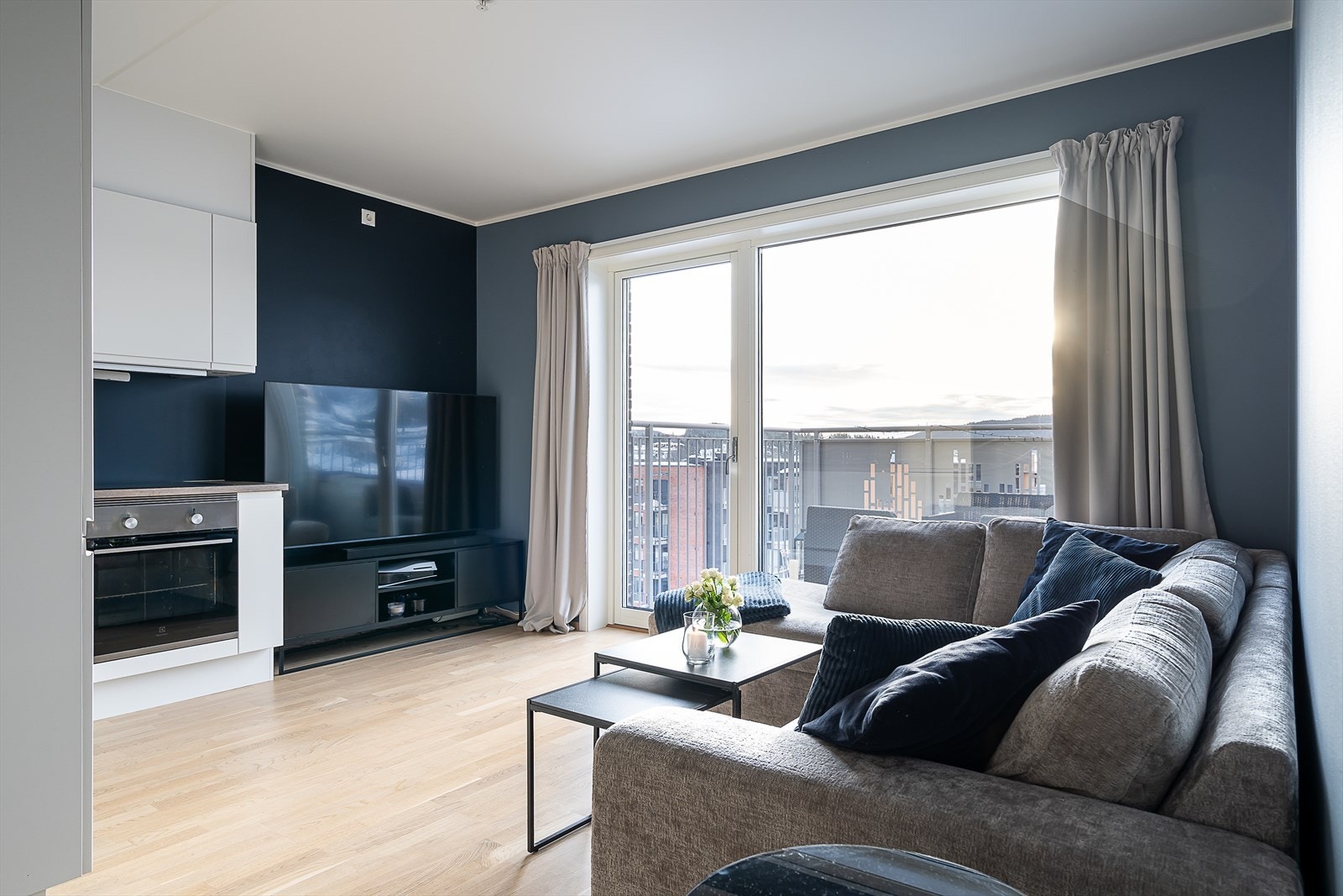 Stuen oppleves som lys og hyggelig med store vindusflater som slipper inn rikelig med naturlig lys. Galleribilde