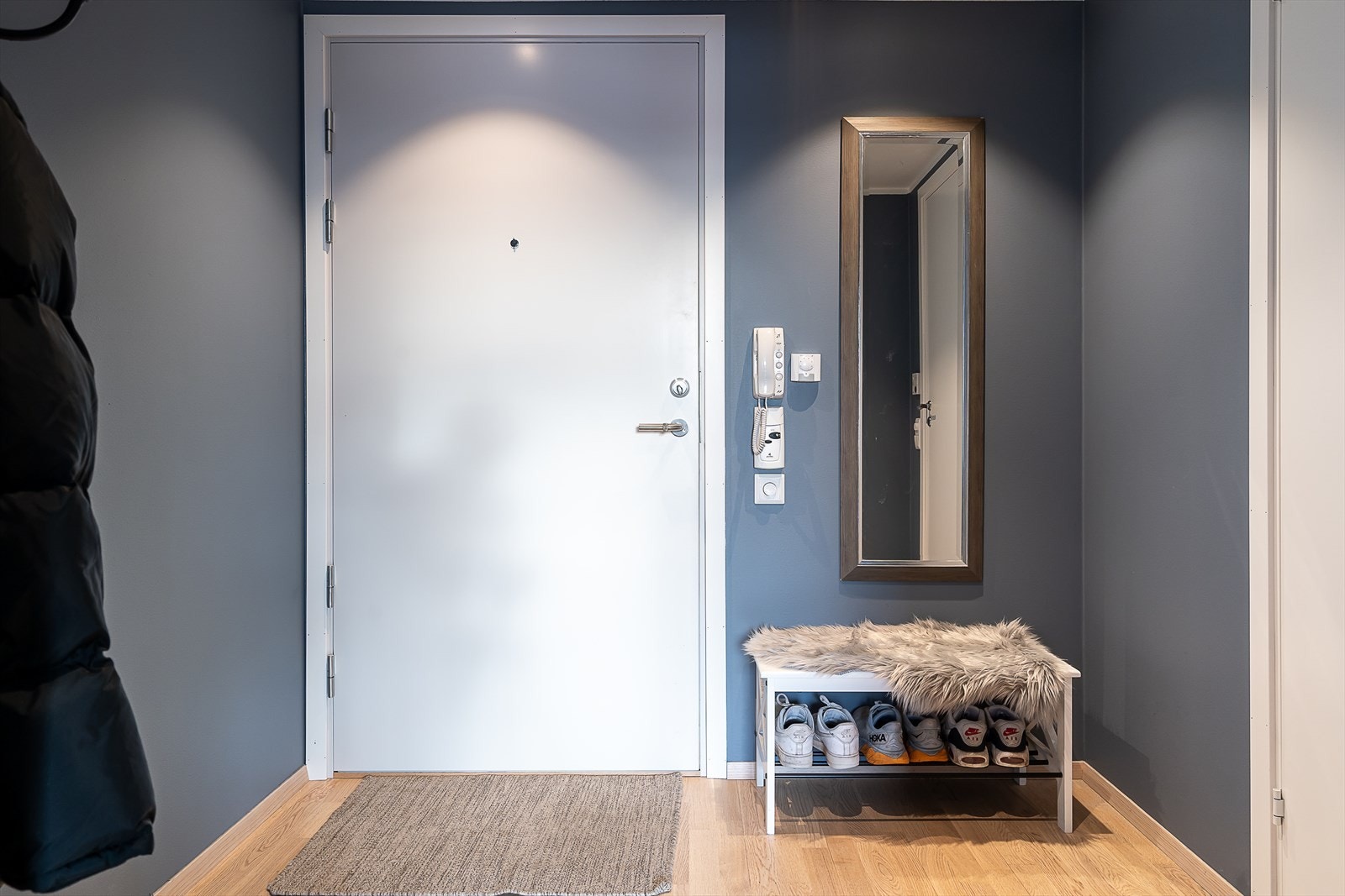 Her trer du inn i en romslig entré, hvor yttertøyet kan henges av. Her får du umiddelbart den gode følelsen. Galleribilde