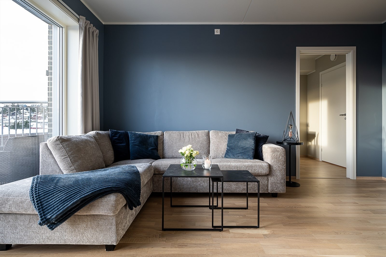 Praktisk stue med plass til sittegruppe og tilhørende møbler. Galleribilde