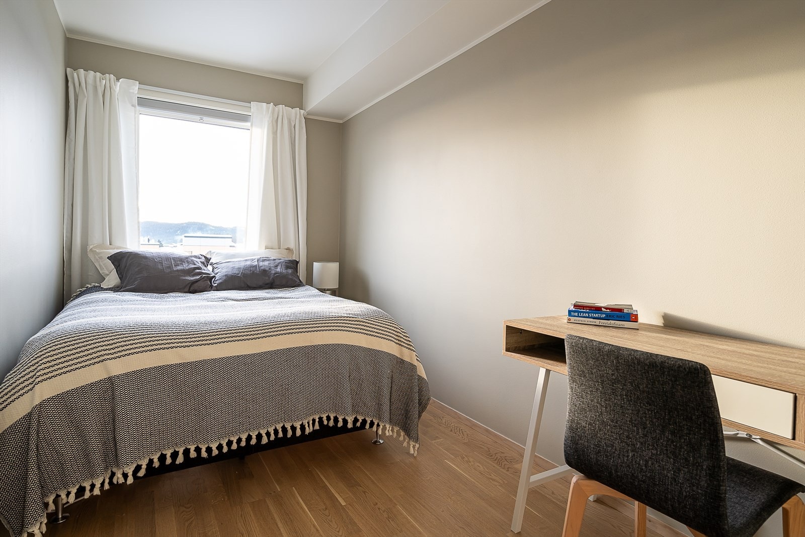 Romslig og praktisk soverom med god plass til både dobbeltseng og tilhørende møblement. Galleribilde