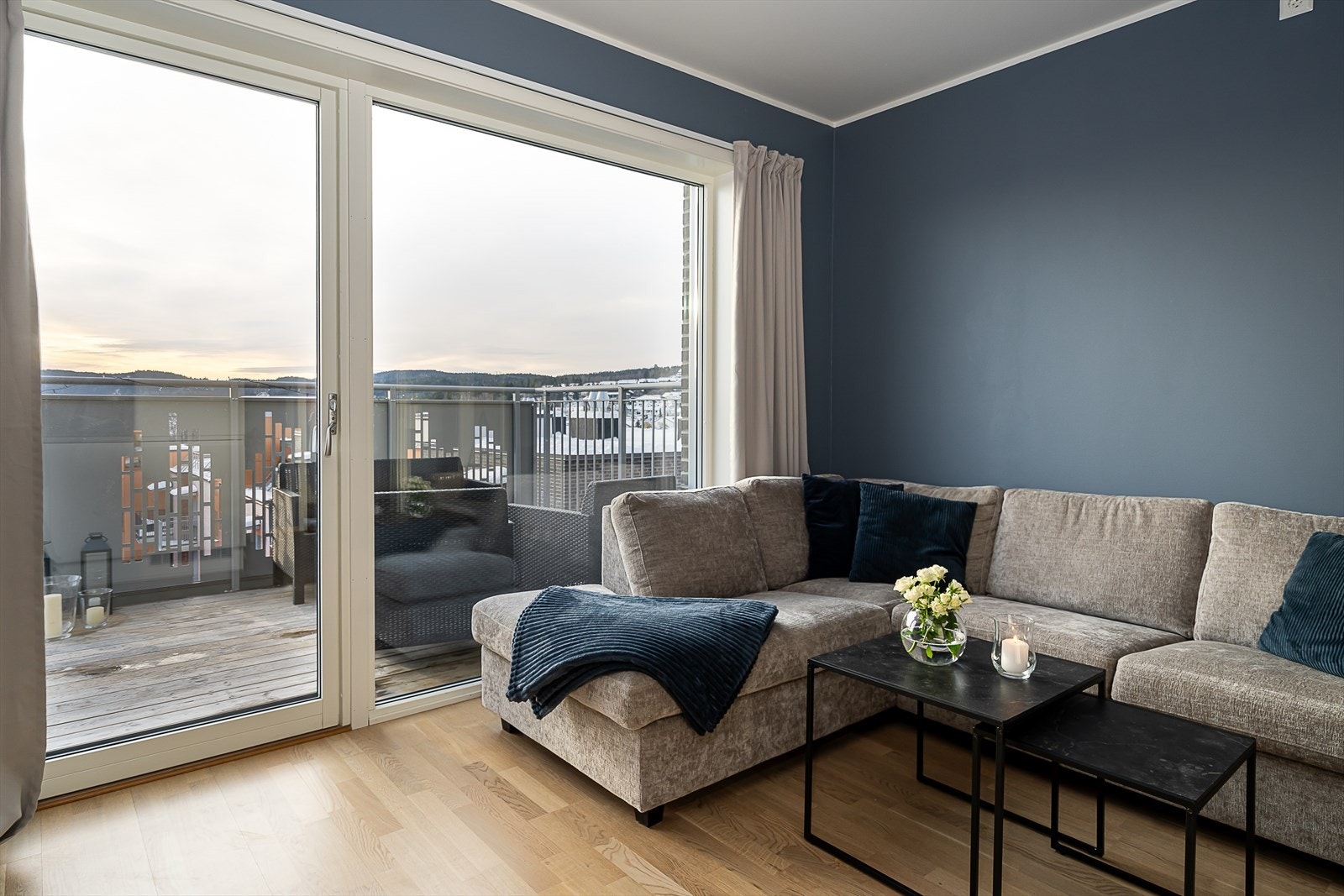 Leiligheten ligger i øverste etasje, så her får du flott utsikt og ingen innsyn. Galleribilde