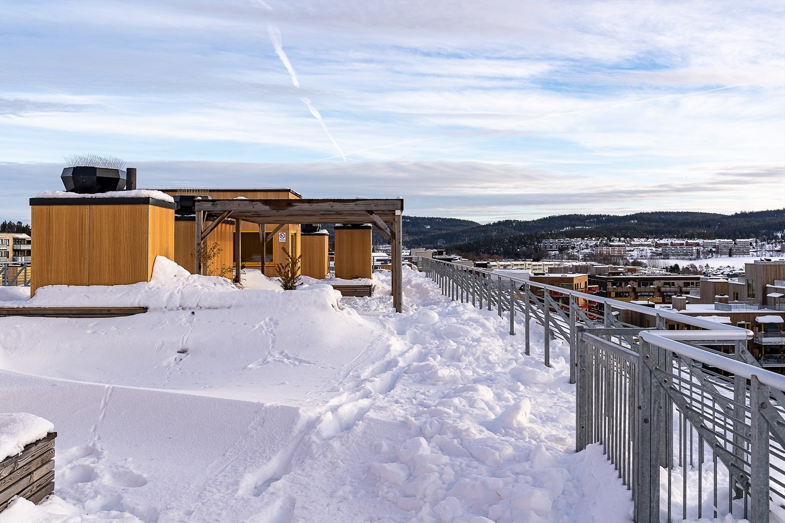 Felles takterrasse som fritt kan benyttes av borettslagets beboere. Her har du panoramautsikt. Galleribilde