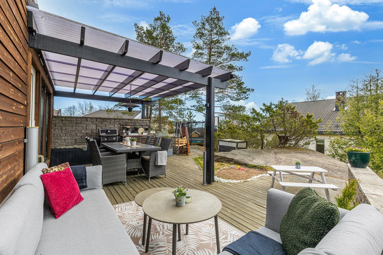 Utgang fra stue i hoveddelen kommer du til en sydvestvendt terrasse på ca. 28 kvm Galleribilde