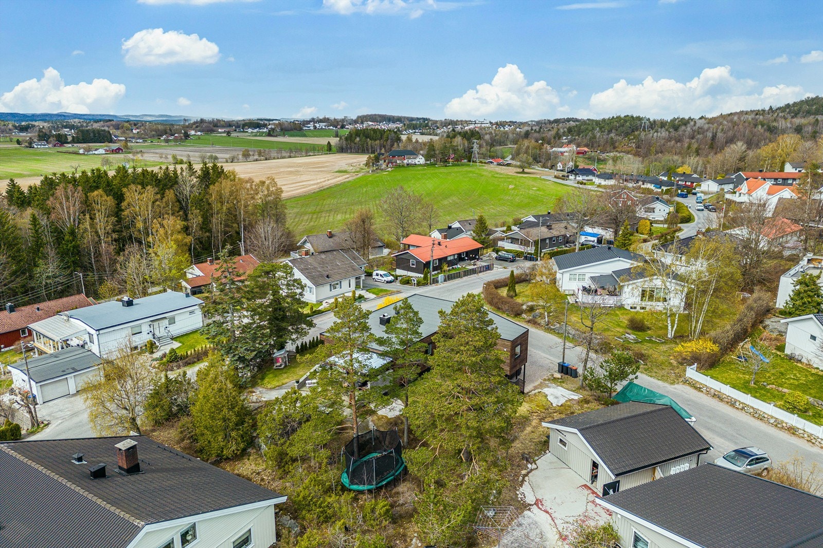 Det er kort vei til E18, Torp flyplass og Sandefjord sentrum. Galleribilde