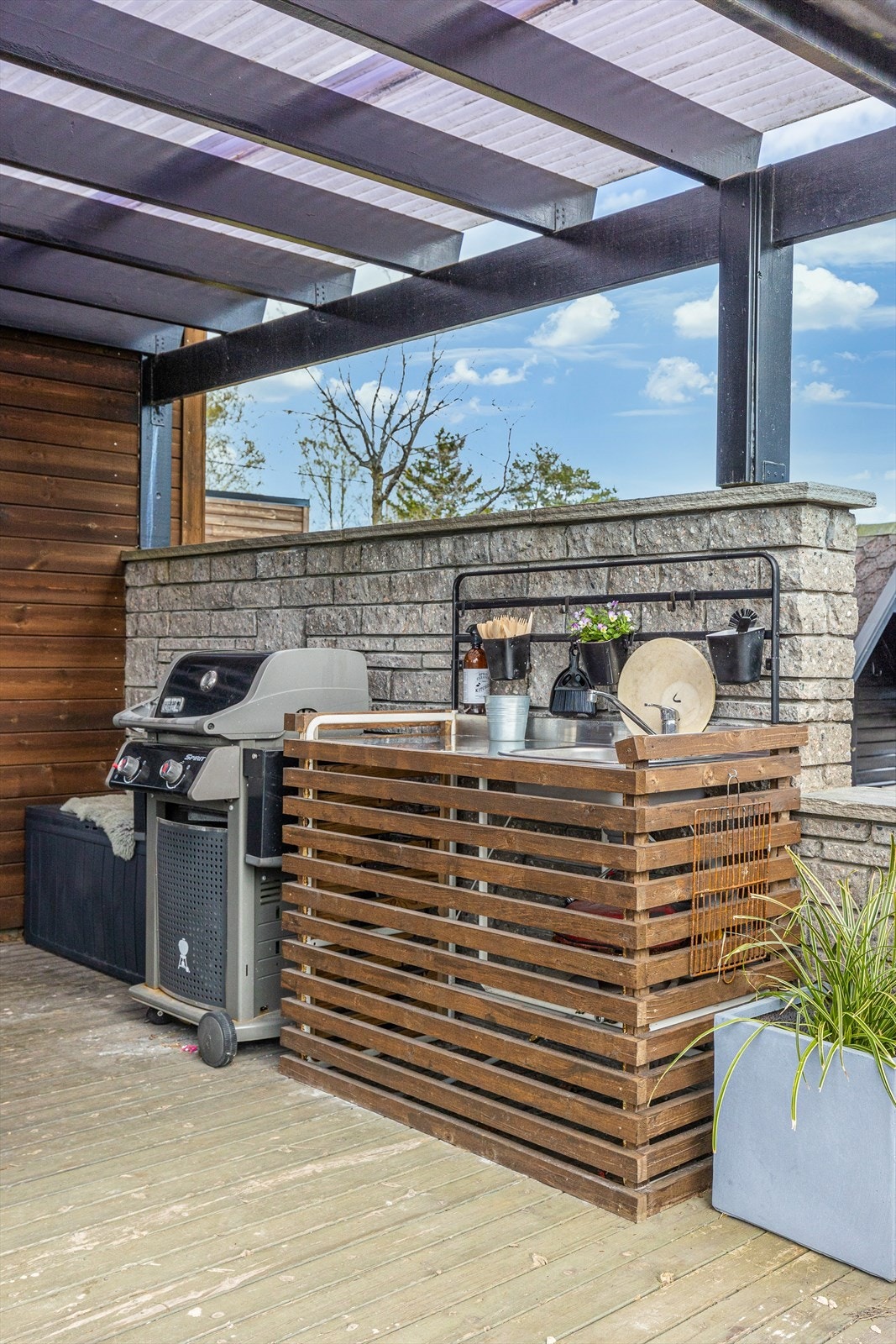 Flott grill-plass på terrassen under tak. Galleribilde