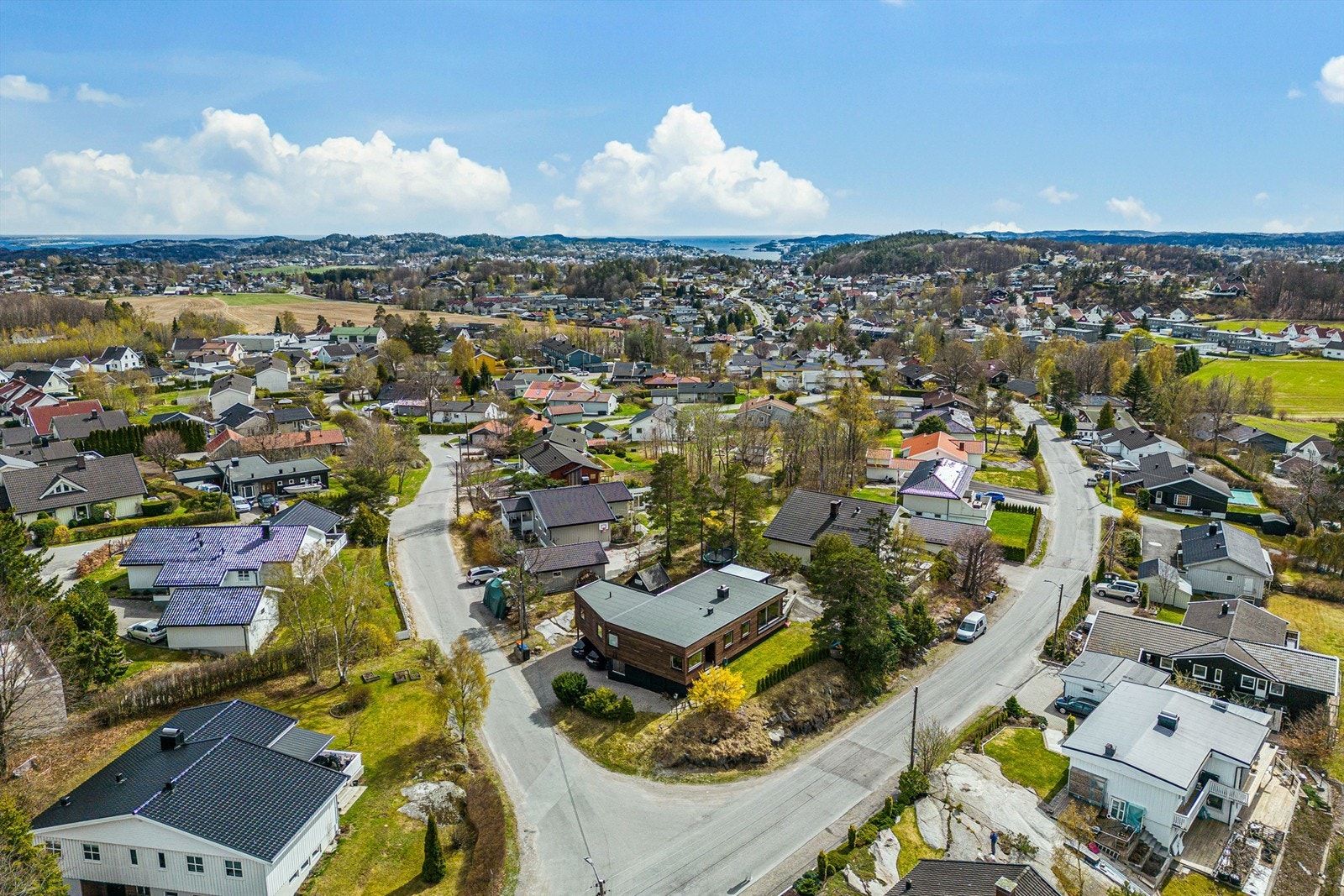 Breidablikk ungdomsskole ligger ca. 2 km unna boligen. Galleribilde