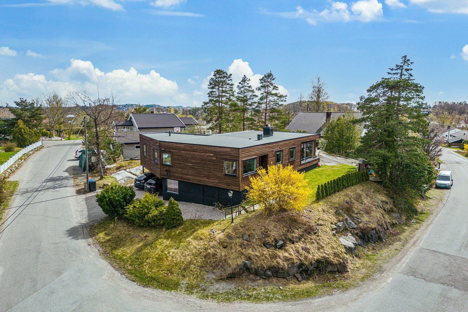 Boligen ligger høyt og fritt med opparbeidet hage. Galleribilde