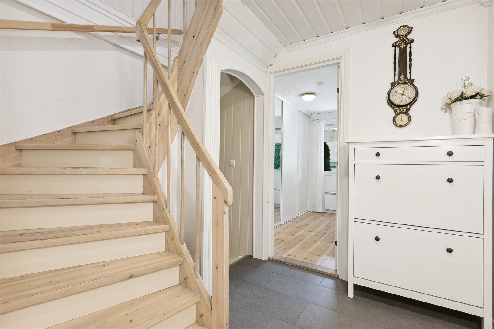 1. etasje består av bad, toalett, vindfang, gang , og 2 soverom. Galleribilde