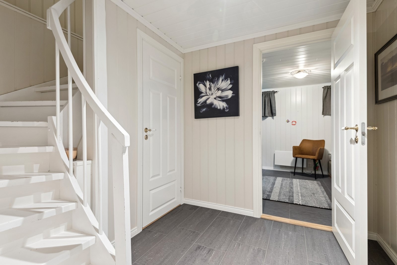 Kjelleren består av bad, vaskerom, trapperom og soverom. Galleribilde