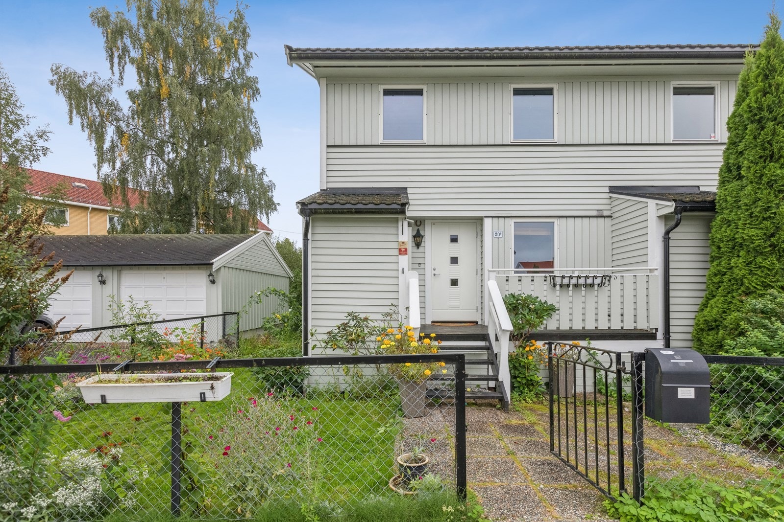 Koselig terrasse ved inngangspartiet. Her er det også utebod. Galleribilde