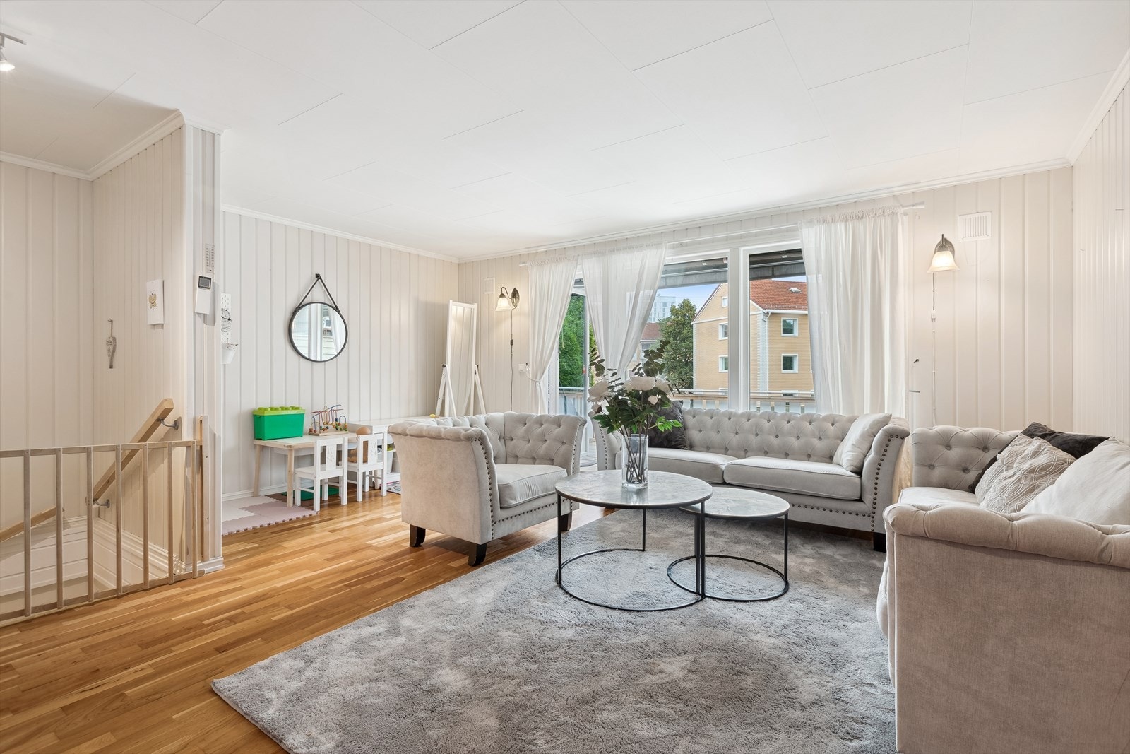 Stor og romslig stue med gode møbleringsmuligheter. Galleribilde