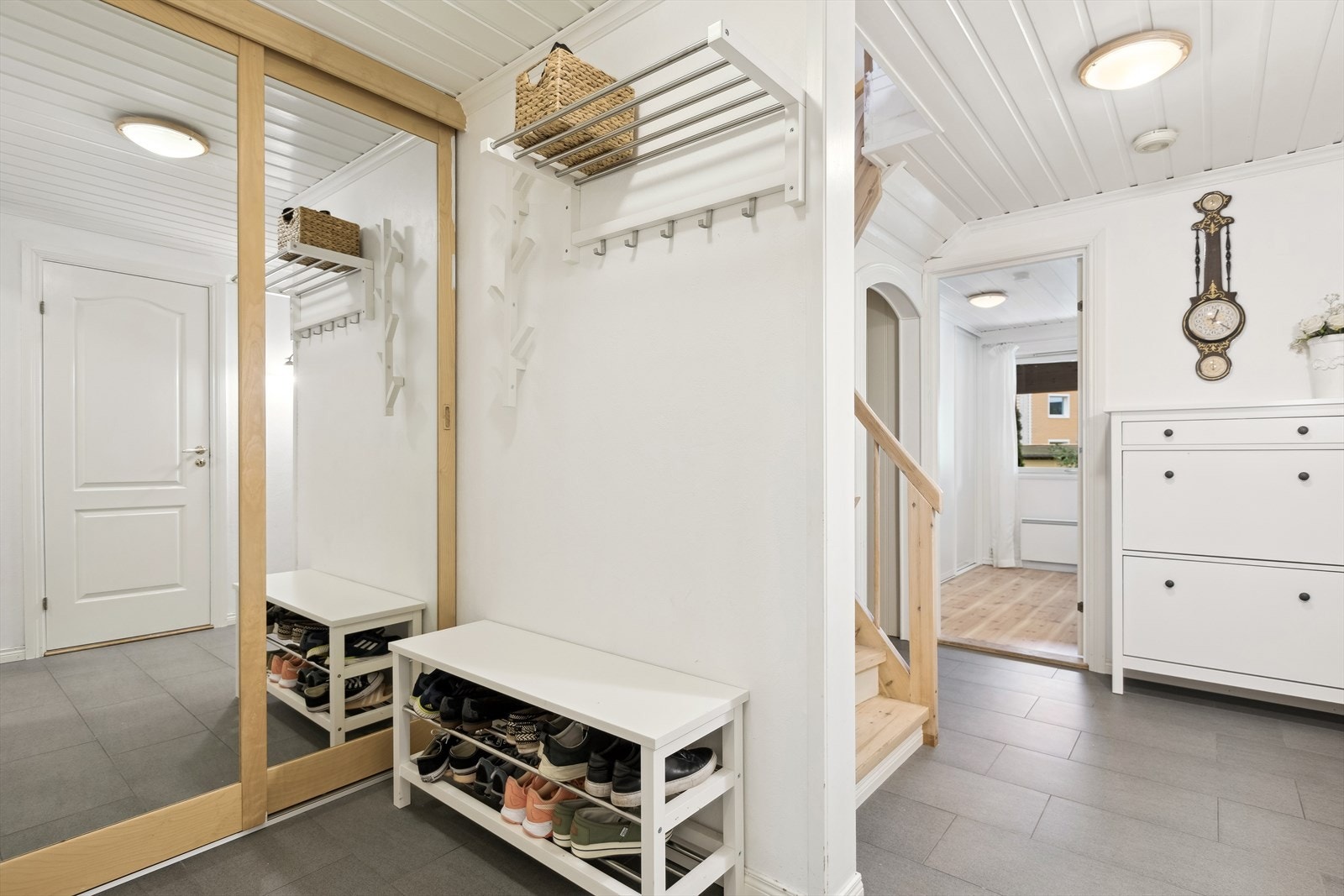 Innbydende entré med god plass til å henge fra seg yttertøy. Galleribilde